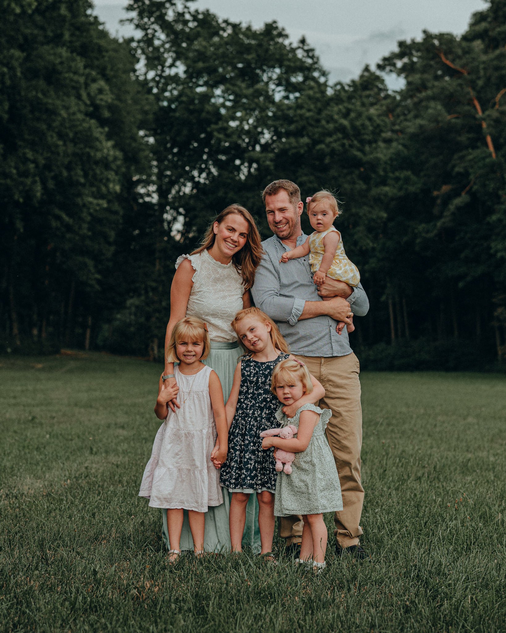 Familie mit zwei Erwachsenen und vier Kindern im Park