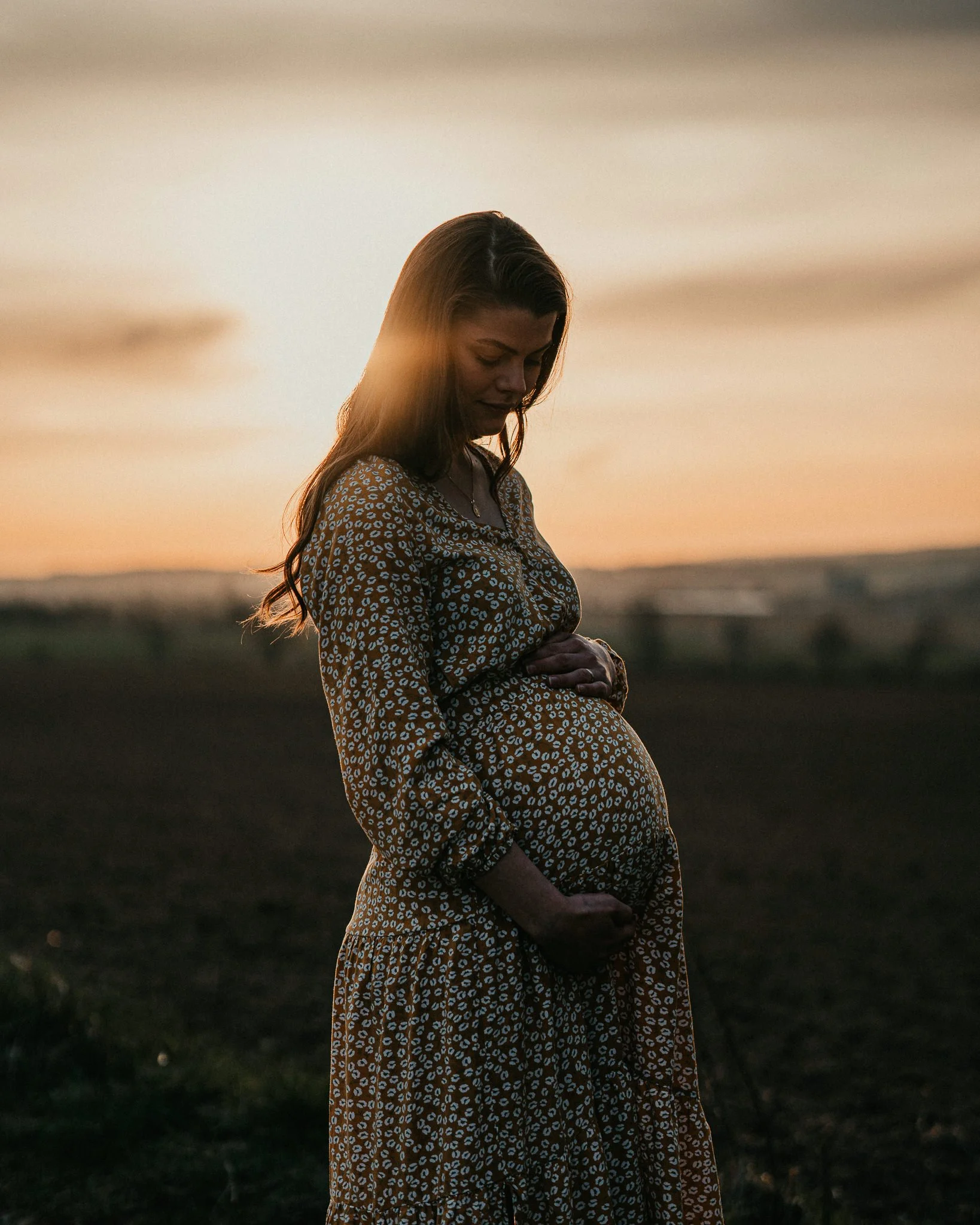 Babybauchshooting im Sonnenuntergang