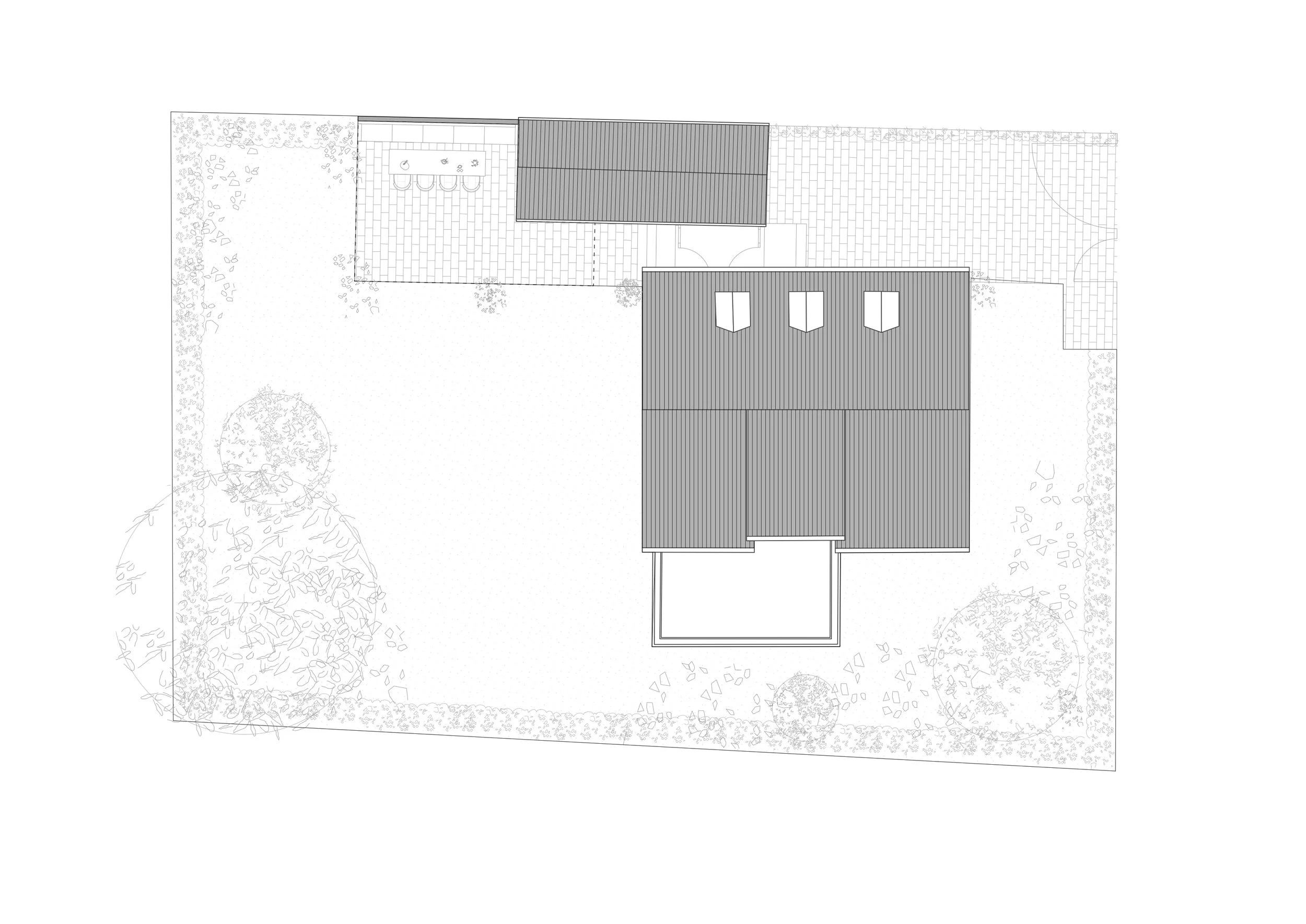 Grundriss eines Umbauprojekts, ein Hauptgebäude mit Satteldach und Dachfenstern, ein Nebengebäude, eine gepflasterte Terrasse mit Sitzgelegenheiten sowie der umgebende Garten mit Bepflanzung.