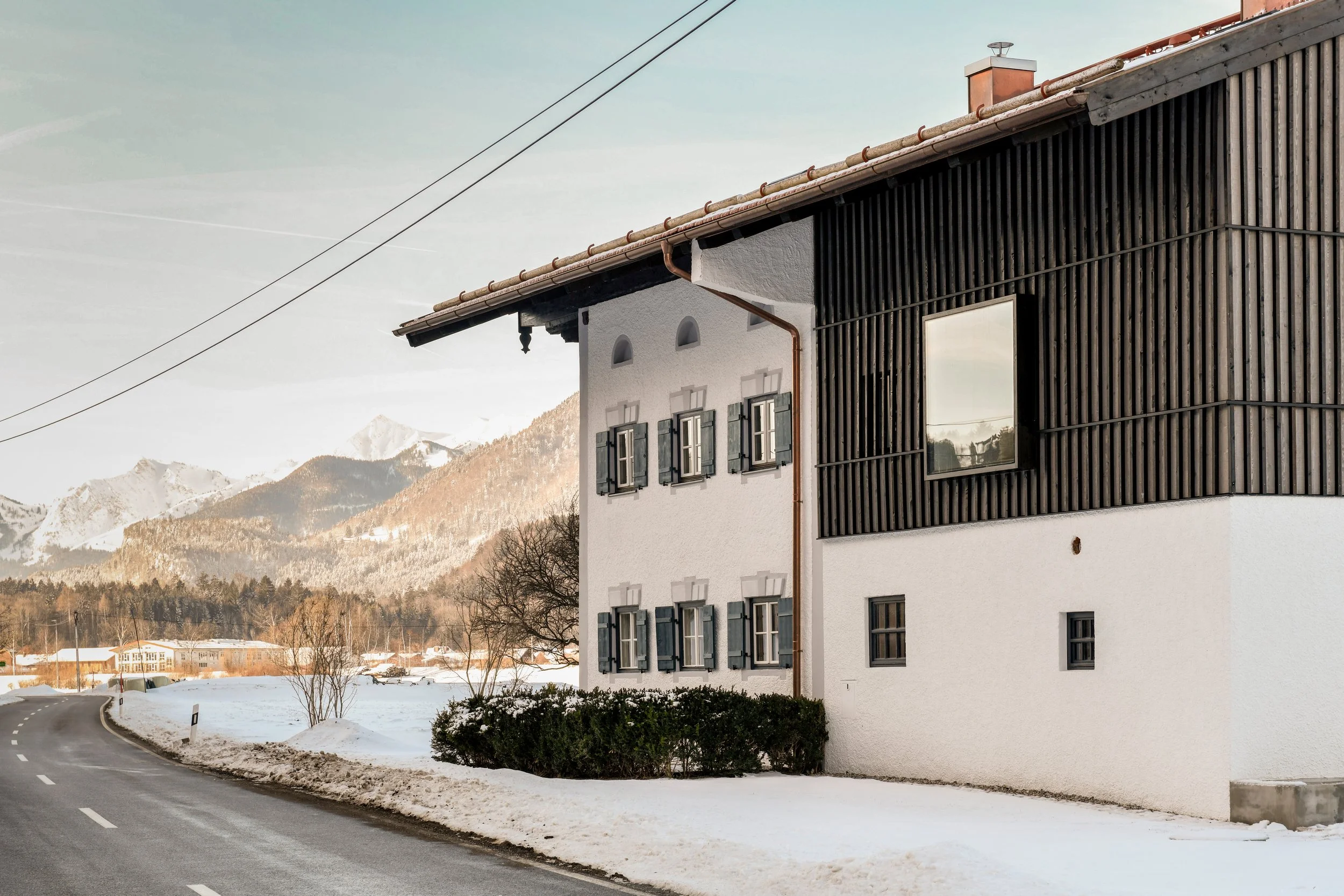 Das Bauernhaus und die Tenne wurde saniert und neu gedacht. Eine vertikale Holzverschalung verkleidet die Fassade der Tenne