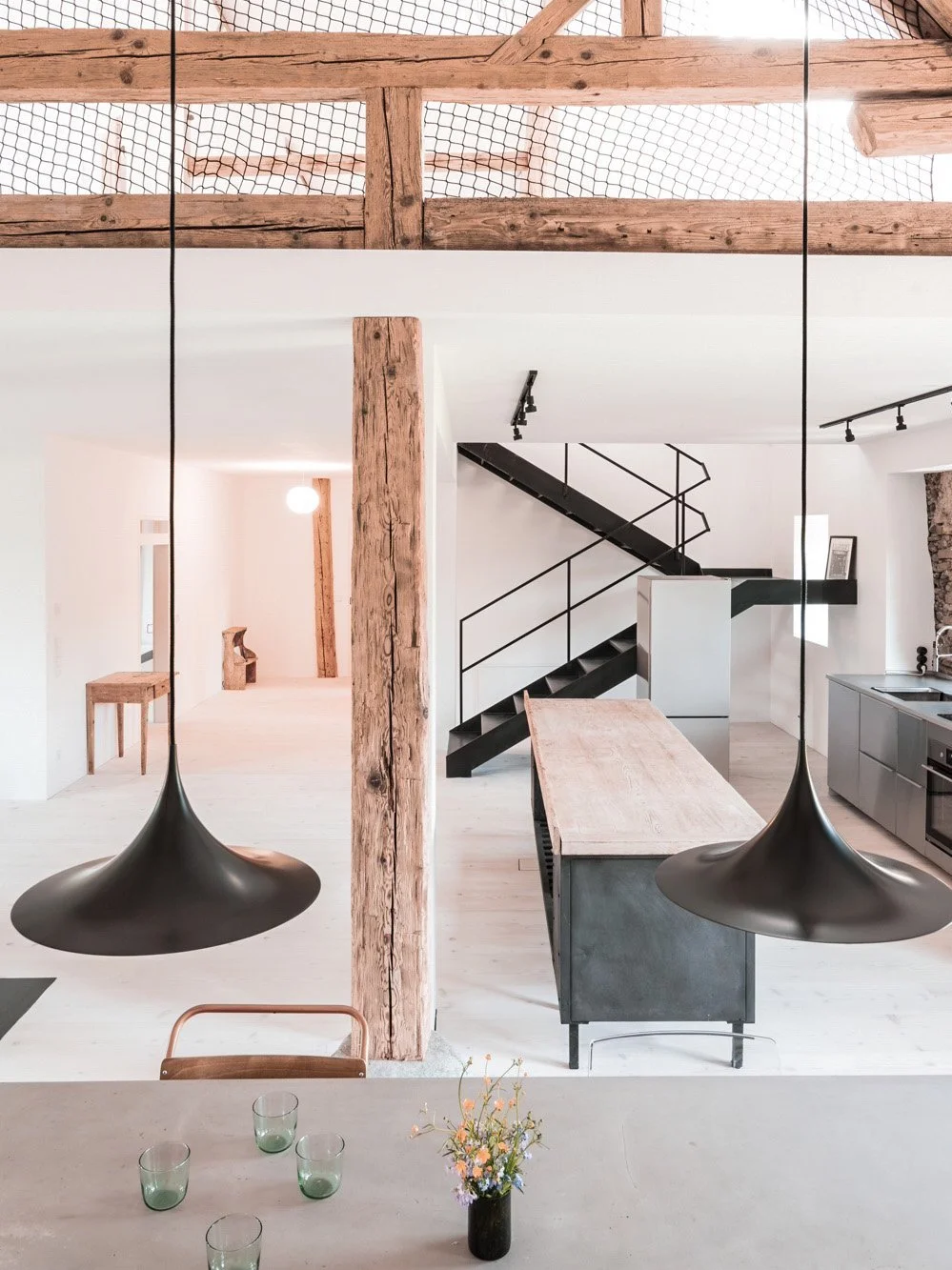 In Amerang steht dieses umgebaute Bauernhaus. Der Wohnraum besticht durch die hellen Kalkwände und den modernen Sichtestrich und schafft eine helle und klare Atmosphäre.