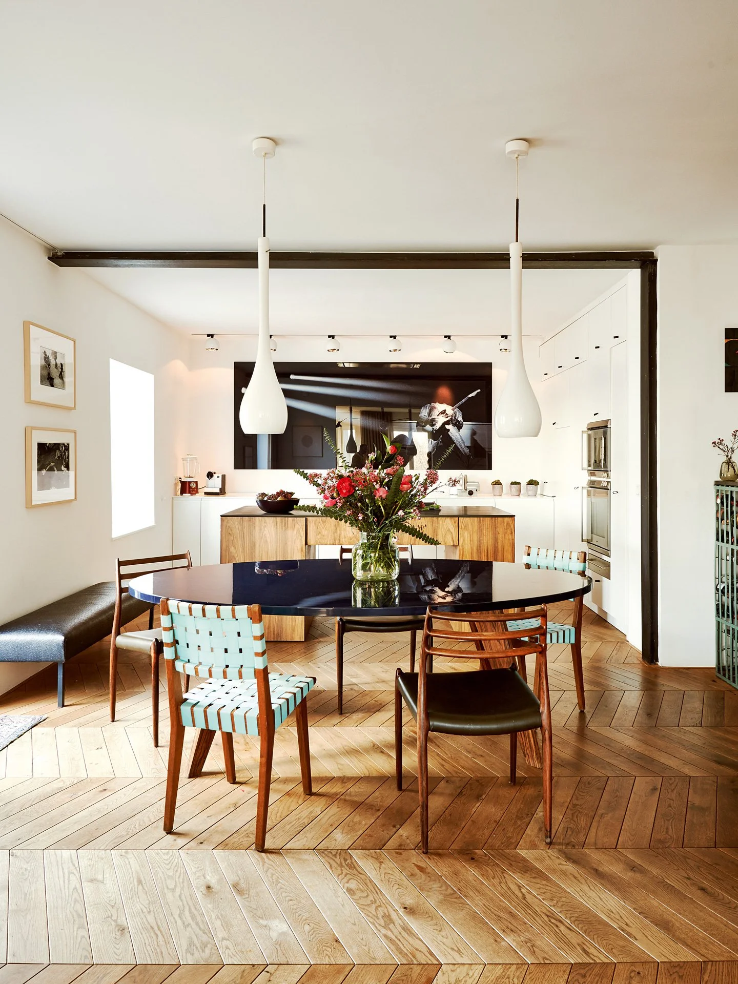 Diese großzügige Wohnküche wurde von BAND Architektur für eine Familie entworfen im Herzen Münchens.