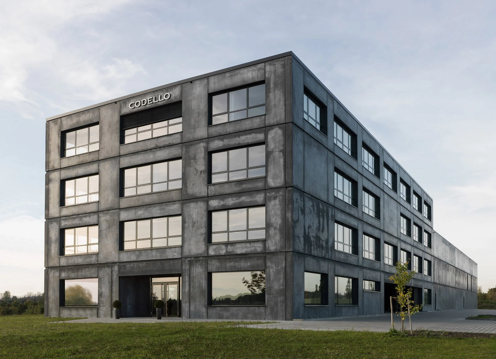 Die Fassade des Codello Hauptsitzes wurde aus Sichtbeton hergestellt und mit Stahlfenstern ausgestattet.