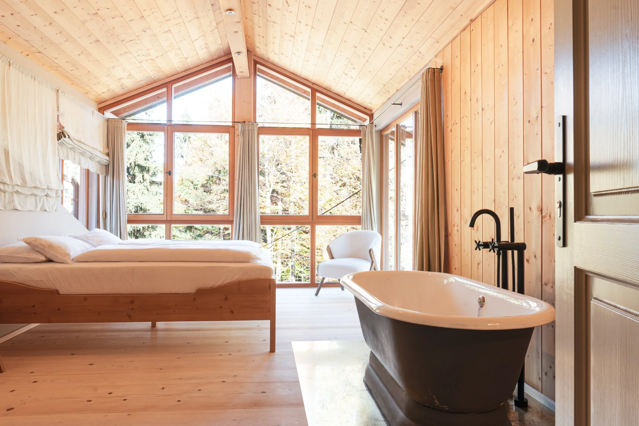 Das helle Zimmer wurde mit einer eigenen Badewanne ausgestattet