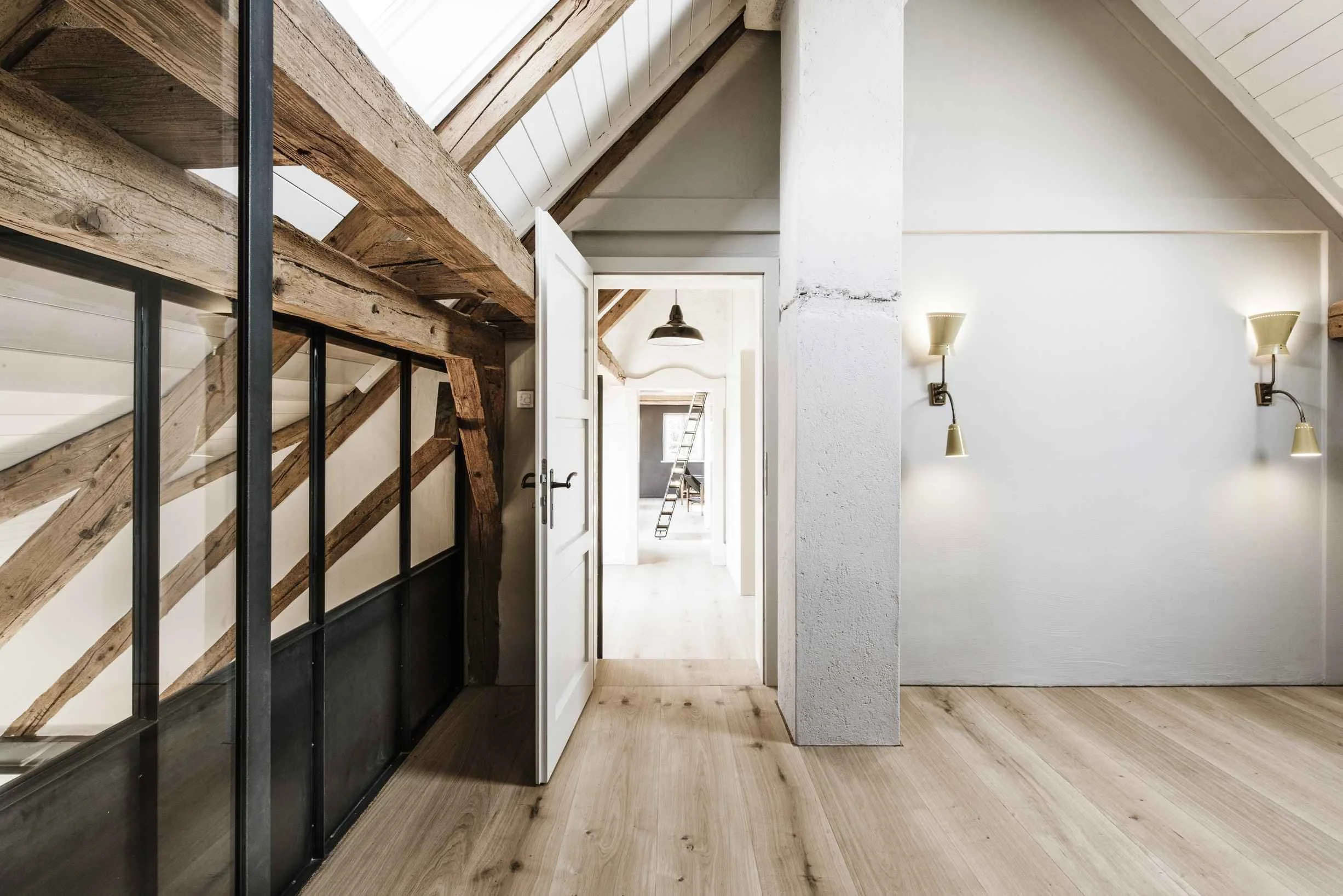 Eine moderne Trennwand aus Stahl und Glas trennt den unteren Bereich von der Galerie auch akustisch.