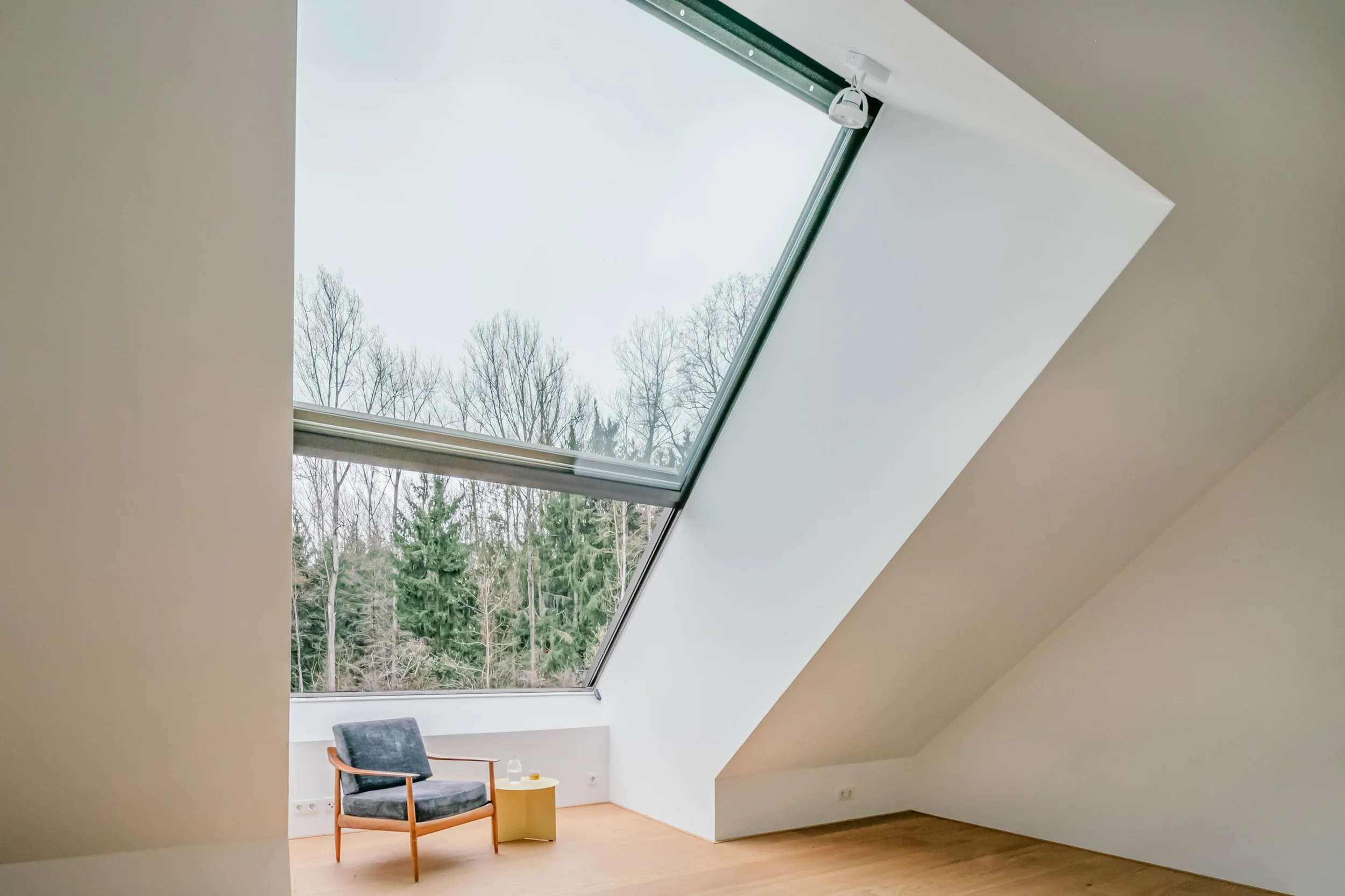 Im Schlafzimmer des Hauses findet man ein etwa 10 m2 großes Dachfenster, sodass man im Bett in den Sternenhimmel schauen kann.
