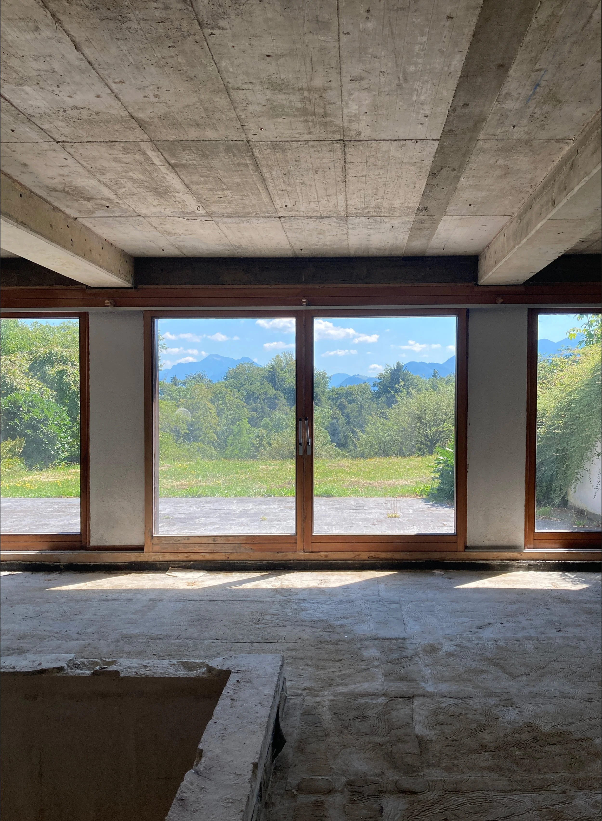 Baustellenaufnahme des Umbaus eines Einfamilienhauses in Prien mit entstehendem Spa-Bereich und Pool im Untergeschoss.