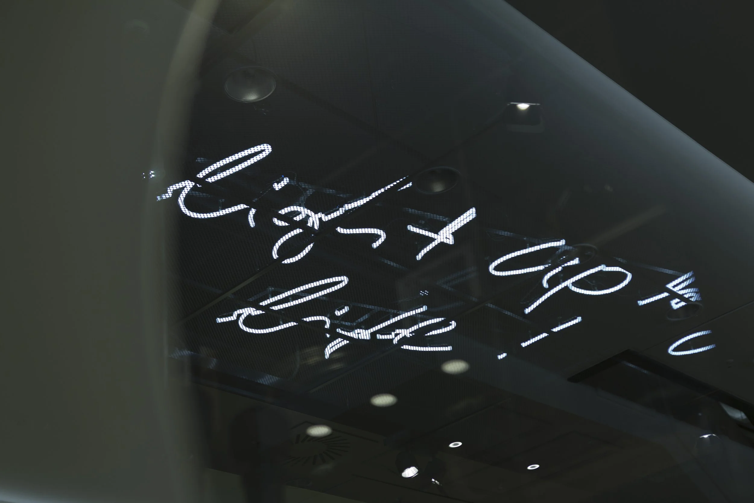 Leuchtschrift unterstreicht den modernen und industriellen Charakter des Shopdesigns von Codello in Berlin