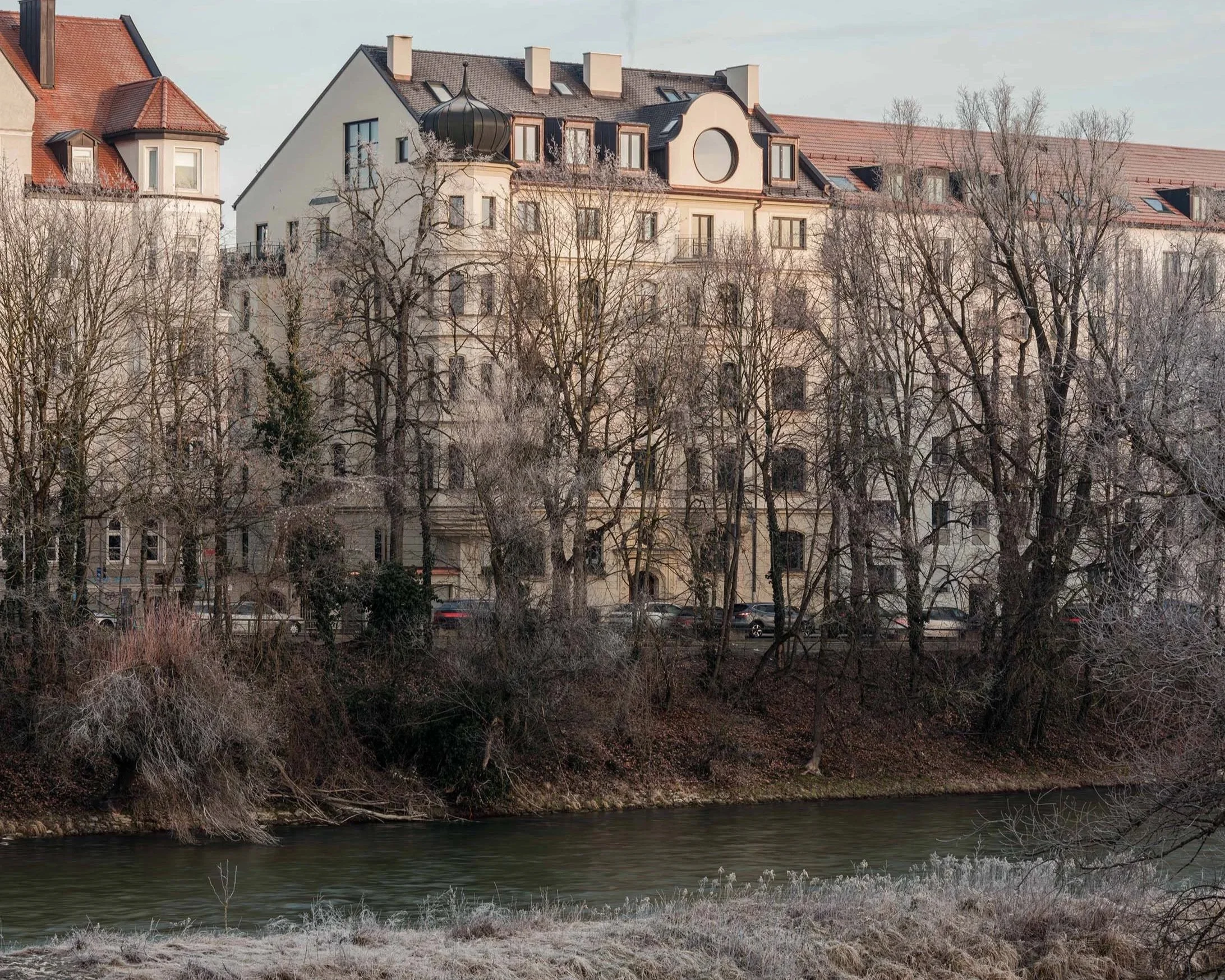 Der Dachgeschossausbau und Aufstockung eines denkmalgeschützten Wohnhauses in München