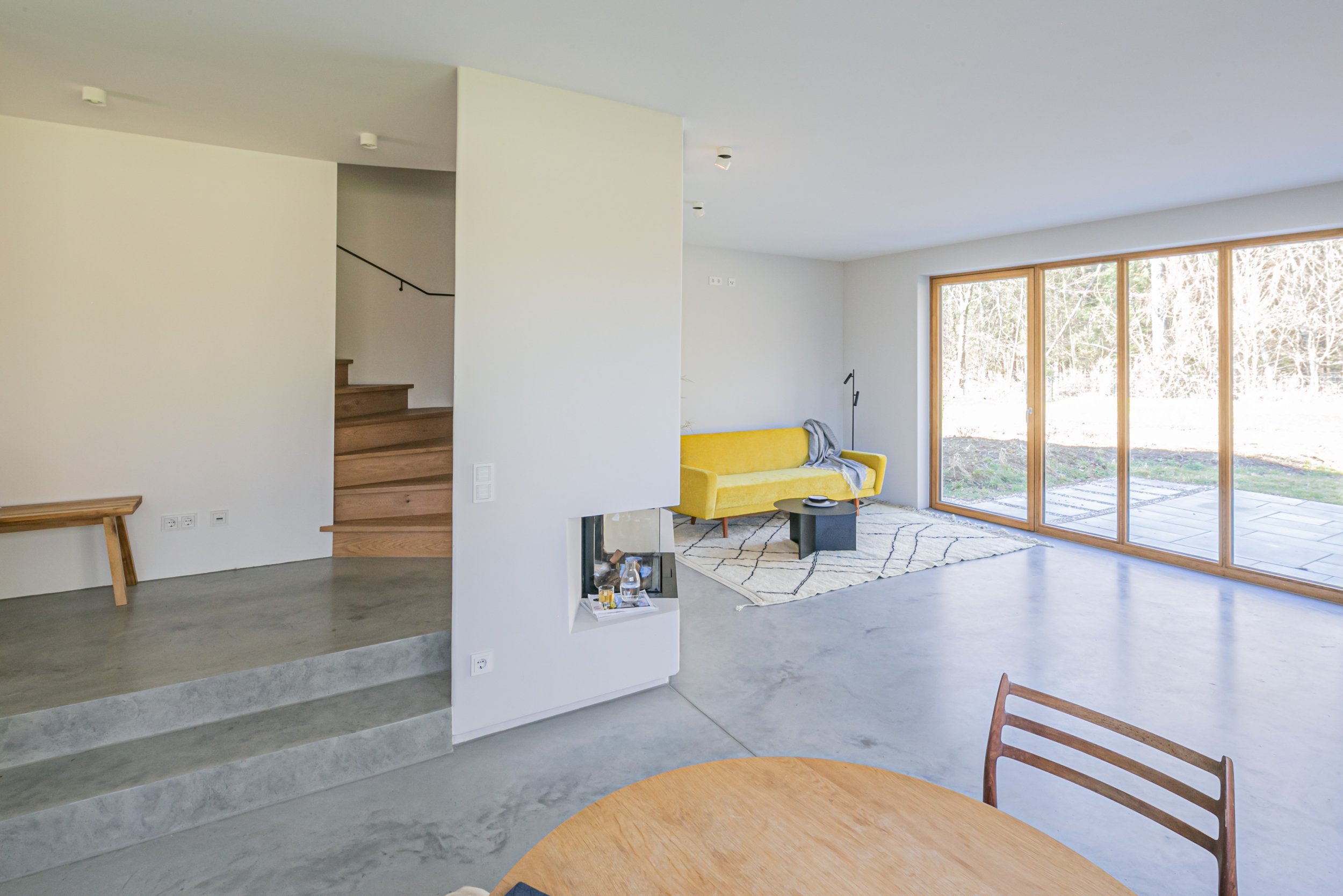 Das Einfamilienhaus hat einen großen fliesenden Wohnraum der sich mit Esszimmer und Küche verbindet.