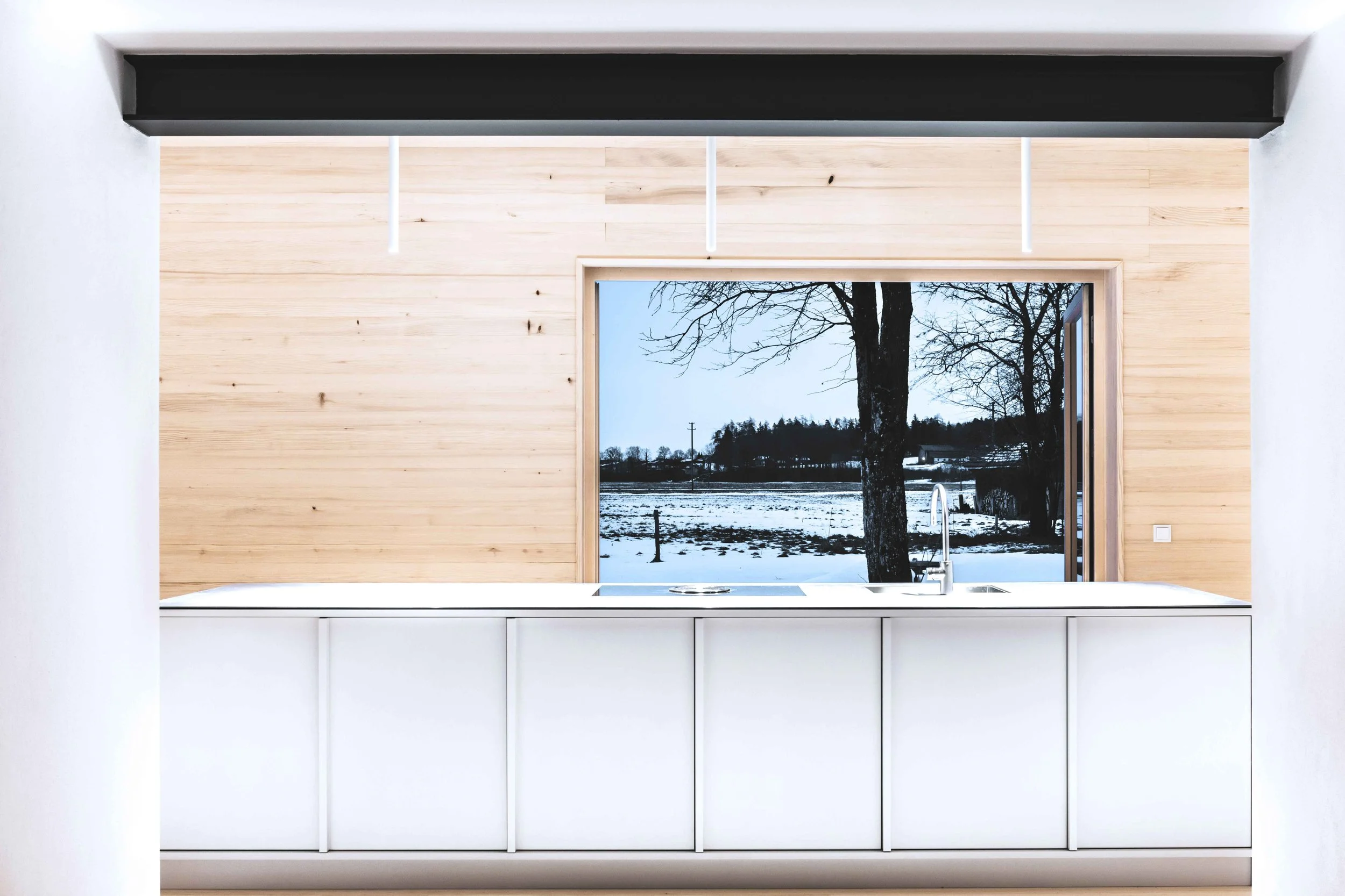 Der Blick ins Chimgau aus dem Küchenfenster erweitert optisch den Raum