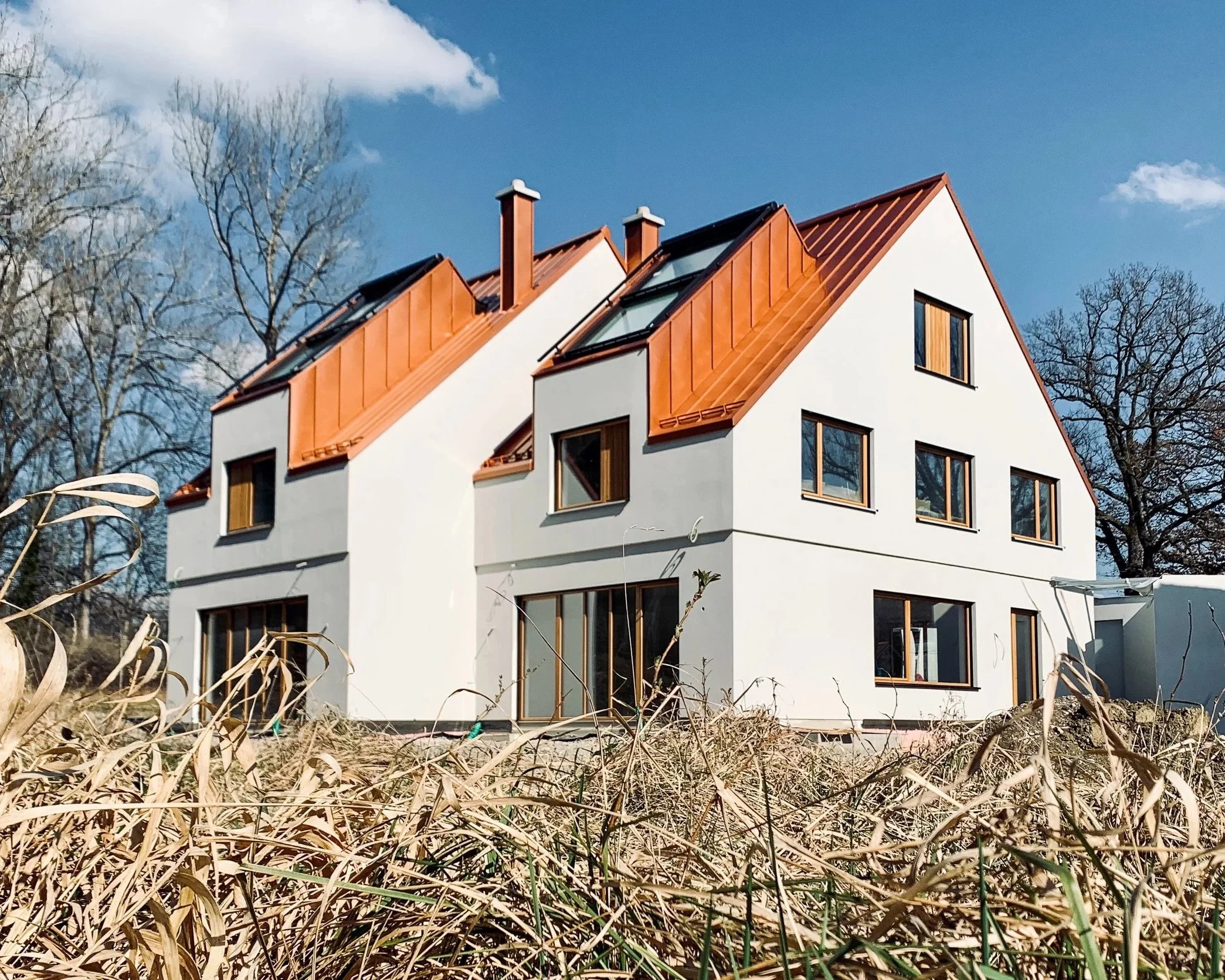 Dieses Doppelhaus in Herrsching am Ammersee bietet durch seine versetzte Kubatur Privatsphäre für beide Familien.
