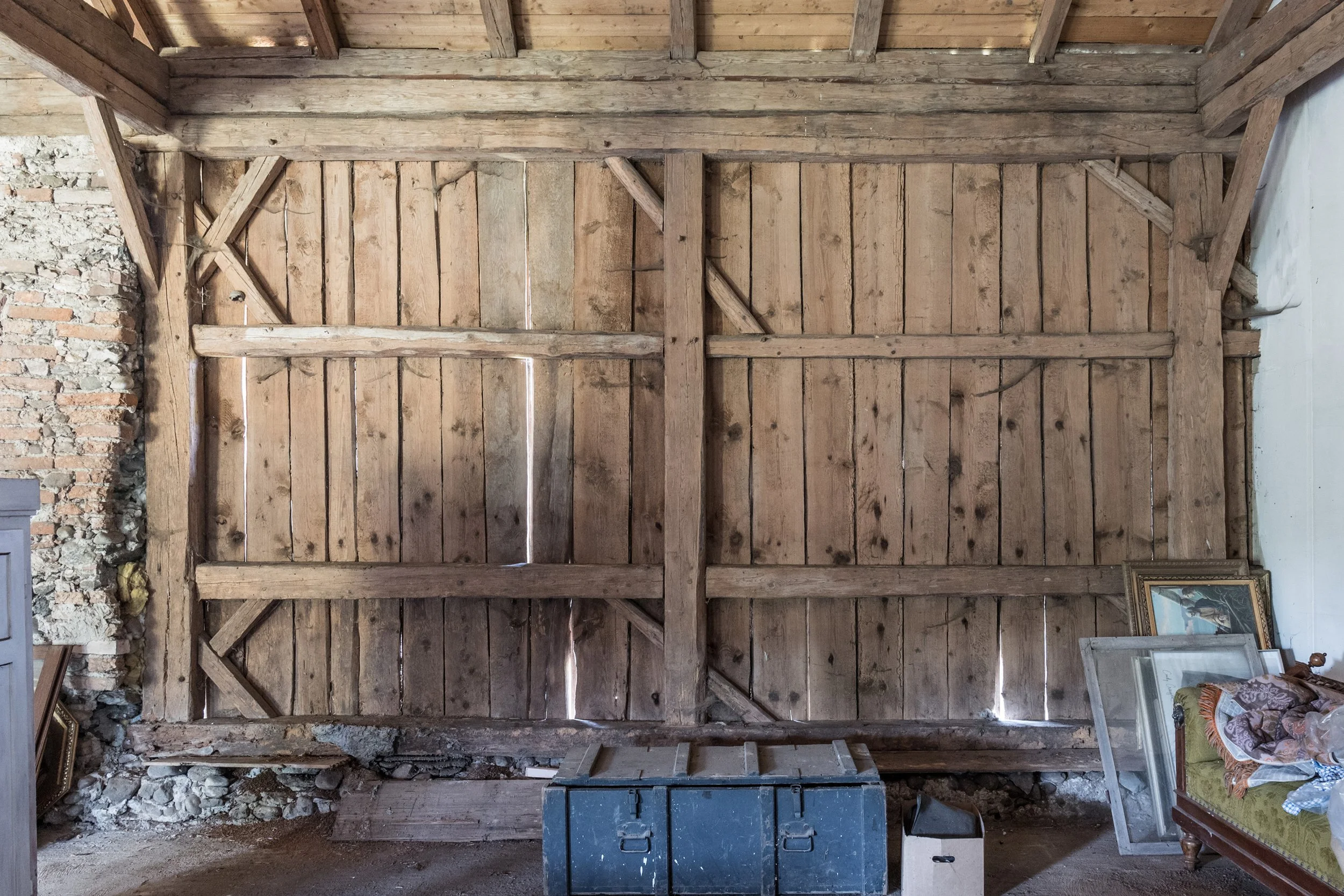 Der Blickwinkel auf das Fenster vor dem Umbau des Bauernhofes