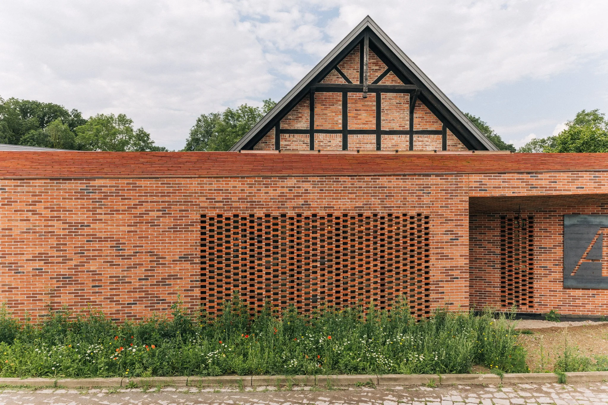 Eingangsgebäude aus Backstein des nachhaltigen Seminarhofes in Vissum