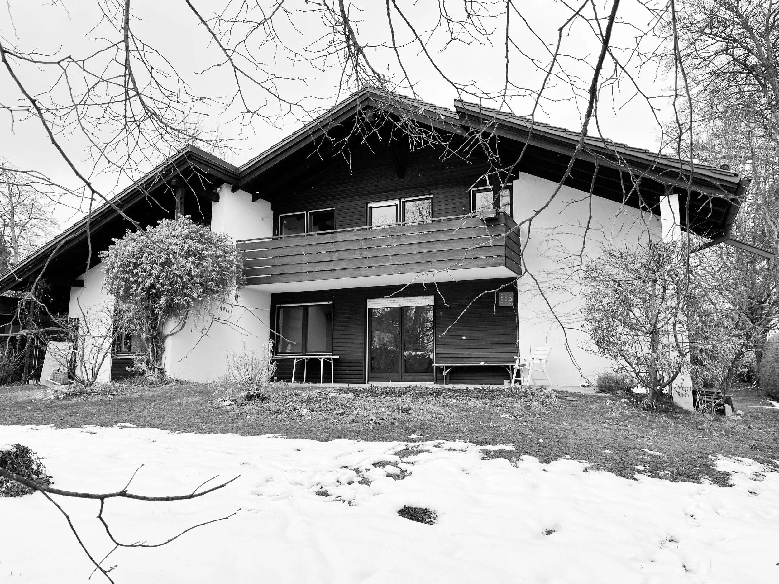 Bestandsfoto eines Einfamilienhauses mit Satteldach vor der Sanierung, in Icking.