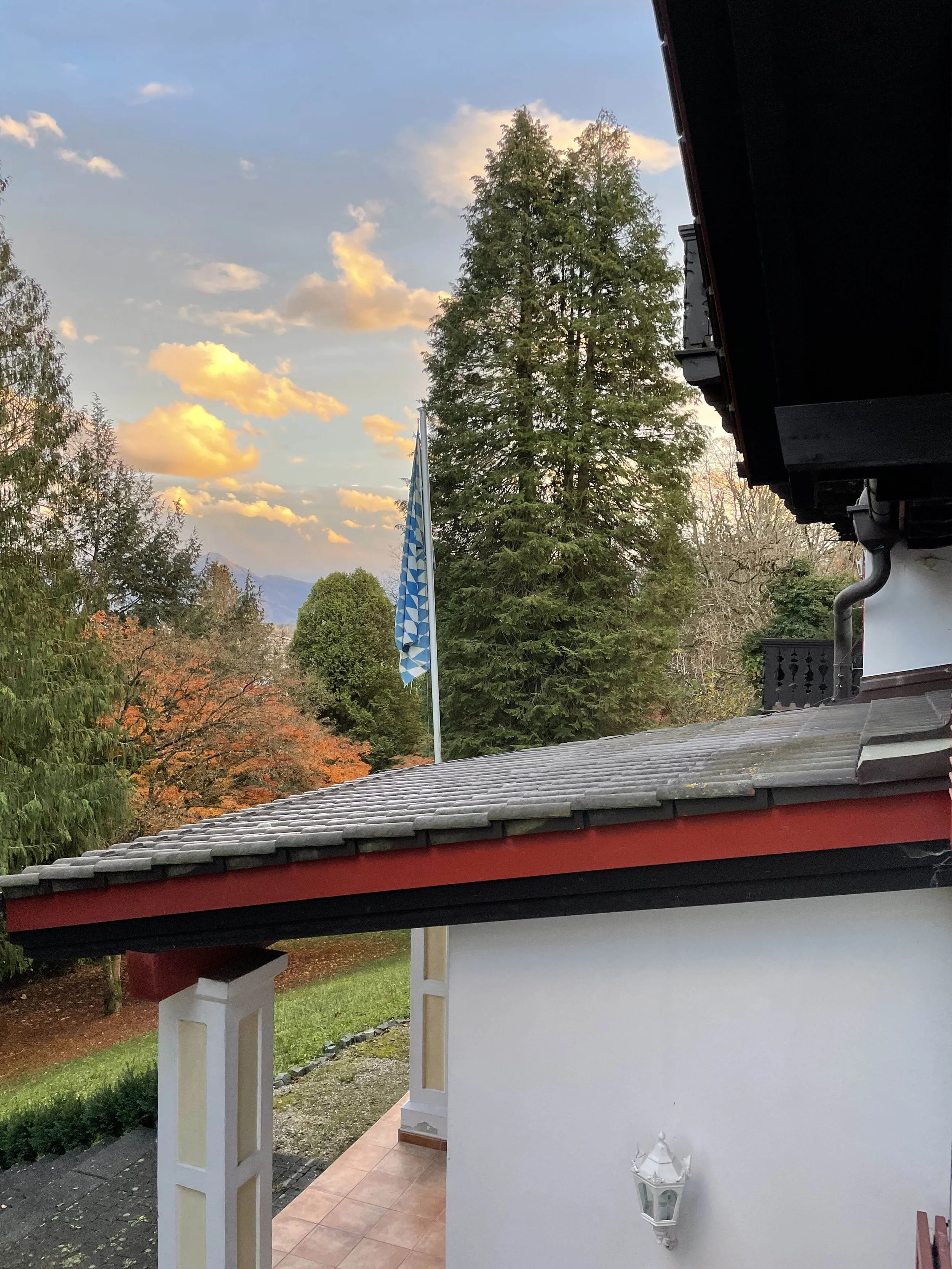 Bestandsfoto vom Ausblick eines Einfamilienhauses vor der Sanierung in Prien am Chiemsee, Deutschland