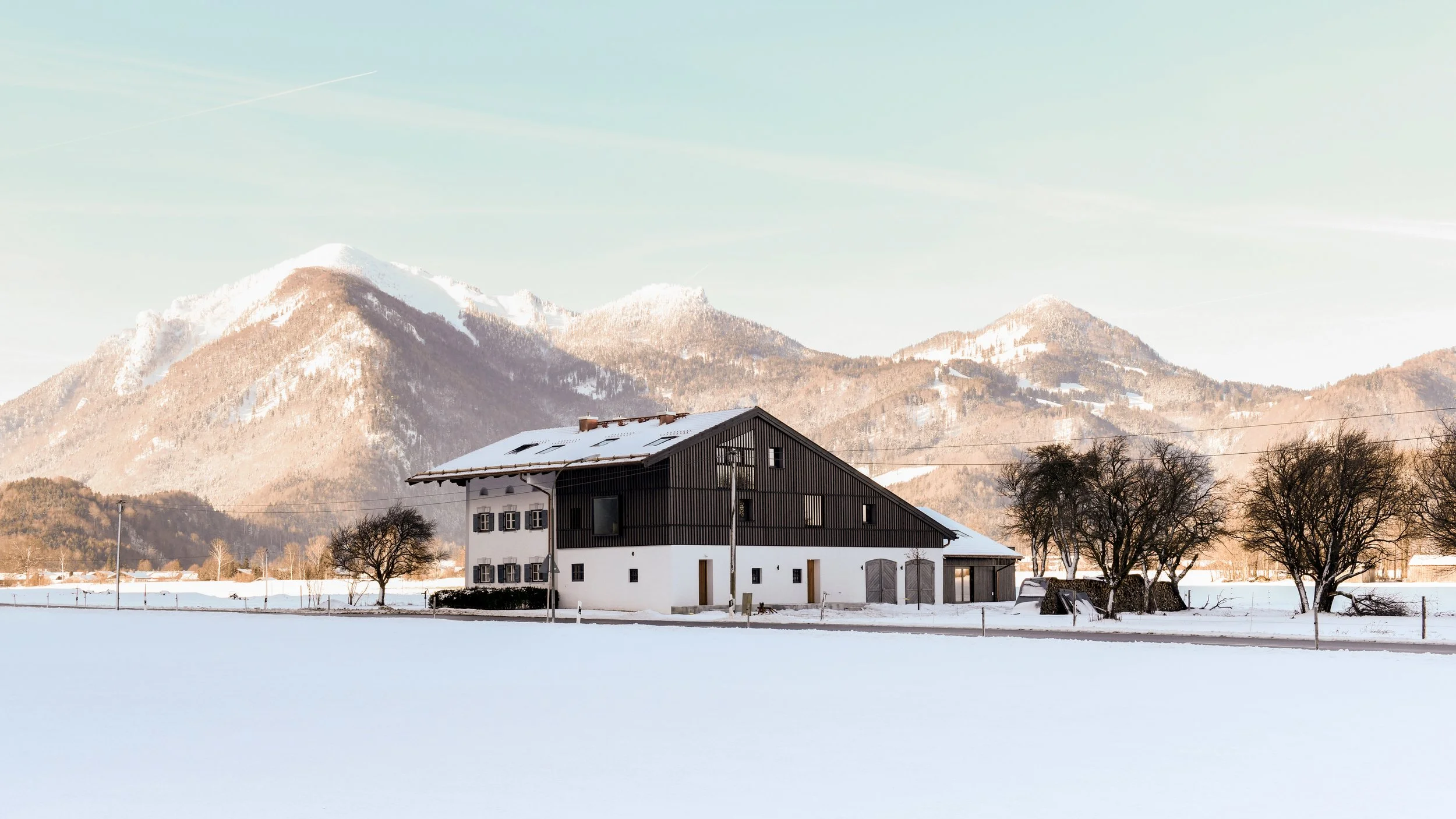 Im Voralpenland wurde dieses alte Bauernhaus neu saniert