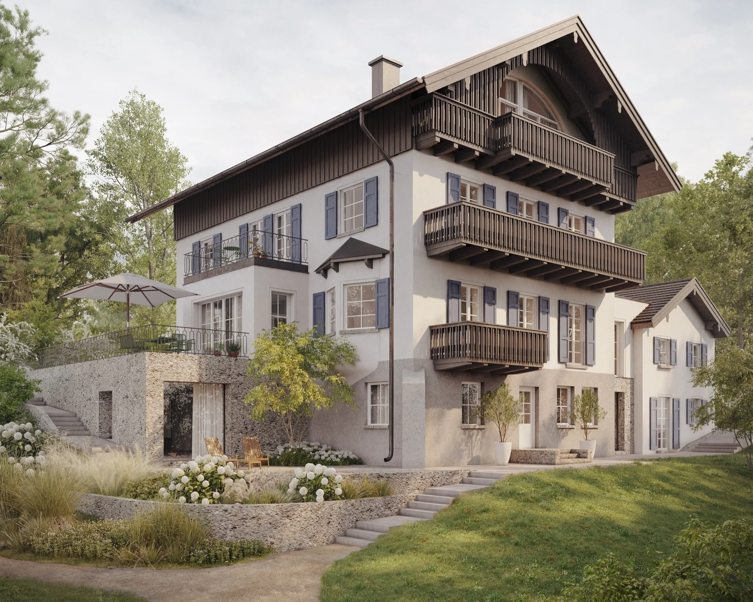Außenansicht eines stilvoll umgebauten Einfamilienhauses mit weißer Fassade, dunklen Holzbalkonen und traditionellem Satteldach. Eine terrassierte Gartenanlage mit Sitzplätzen, üppiger Bepflanzung und Treppen umgibt das Haus, in Prien, Chiemgau.
