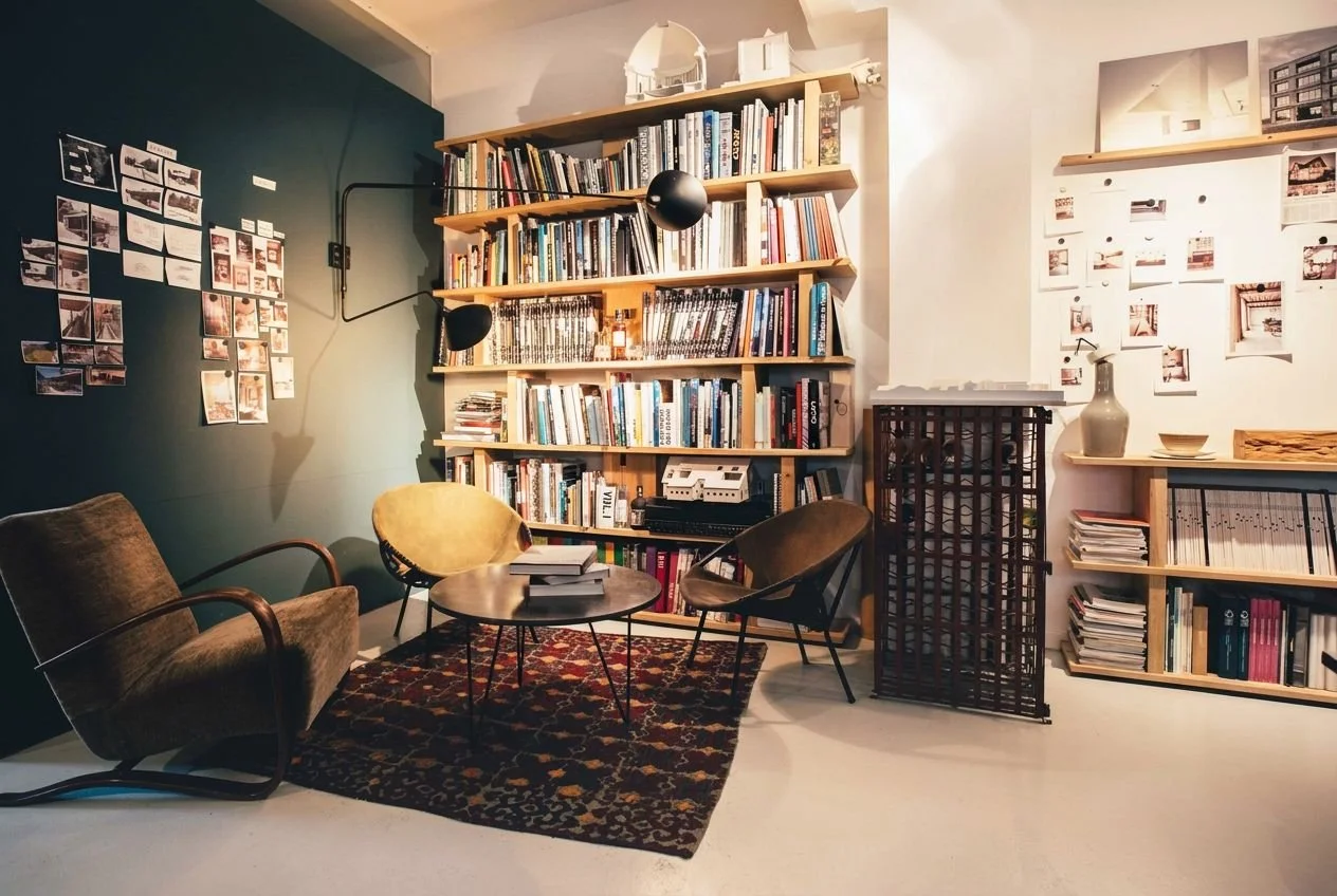 In der Sitzecke im Büro lässt man sich mithilfe der gut ausgestatteten Architekturbibliothek inspirieren.