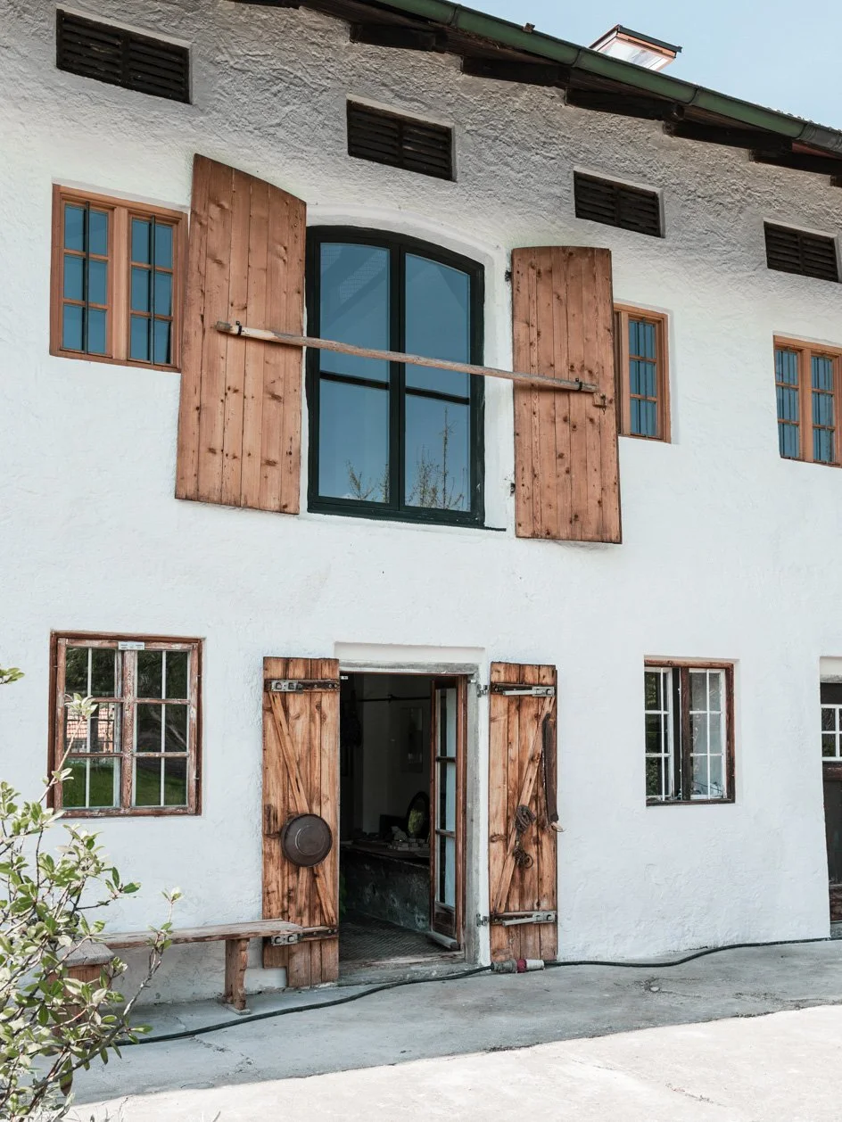 Die Fassade des Bauernhauses in Amerang wurde mit Kalk verputzt und neue Holzfenster wurden eingesetzt.