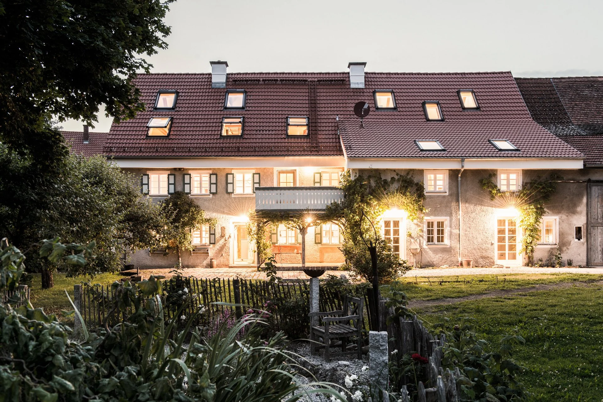 Das gesamte Bauernhaus strahlt nach dem Umbau in neuem Glanz. Die Mischung aus Alt und Neu formt ein ganz neues Konzept mit modernem Komfort.
