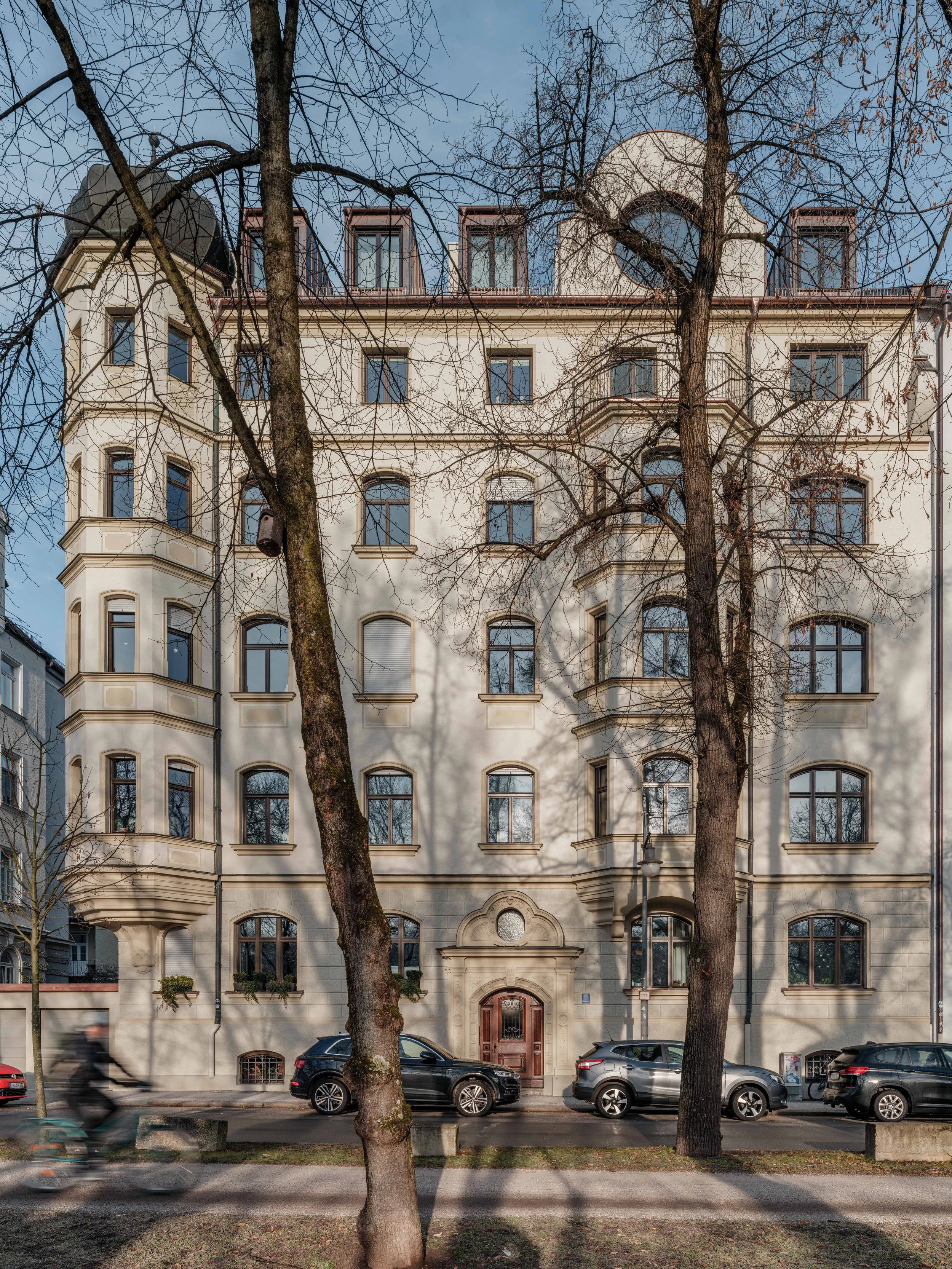 Die Fassade wurde saniert und das Dachgeschoss wurde aufgestockt und mit Gaben und einem großen runden Fenster  in Anlehnung an die Ursprungsfassade versehen.