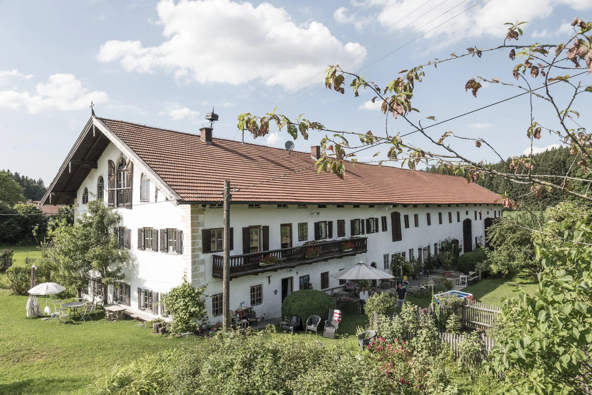 Aus Alt mach Neu - In dem Bauernhaus wohnen mehrere Generationen nebeneinander.