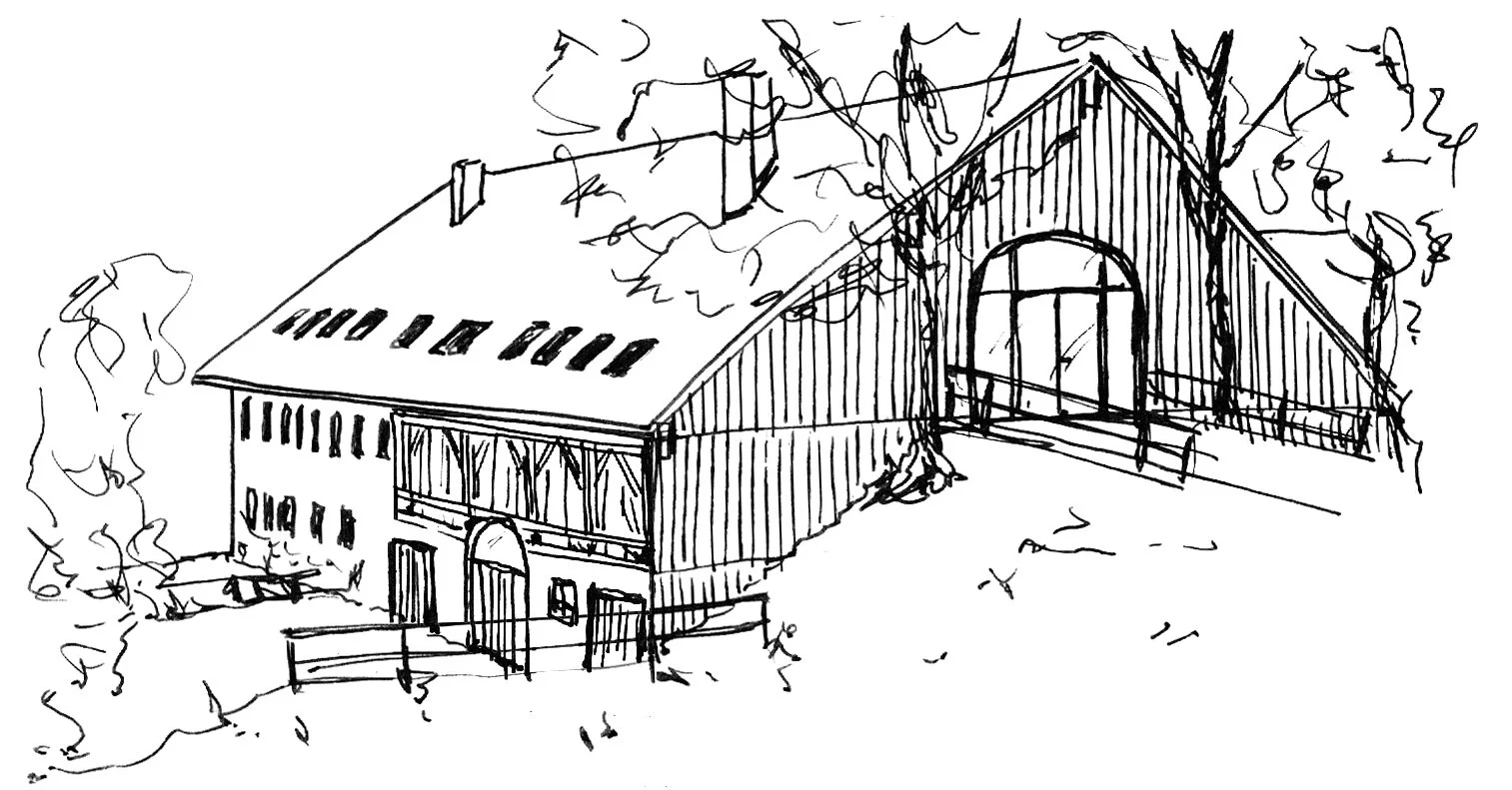 Handgezeichnete Architektur-Tuscheskizze eines großen Reithauses oder Bauernhauses am Hang mit vertikaler Holzschalung, Fachwerkelementen und großem Rundbogentor.