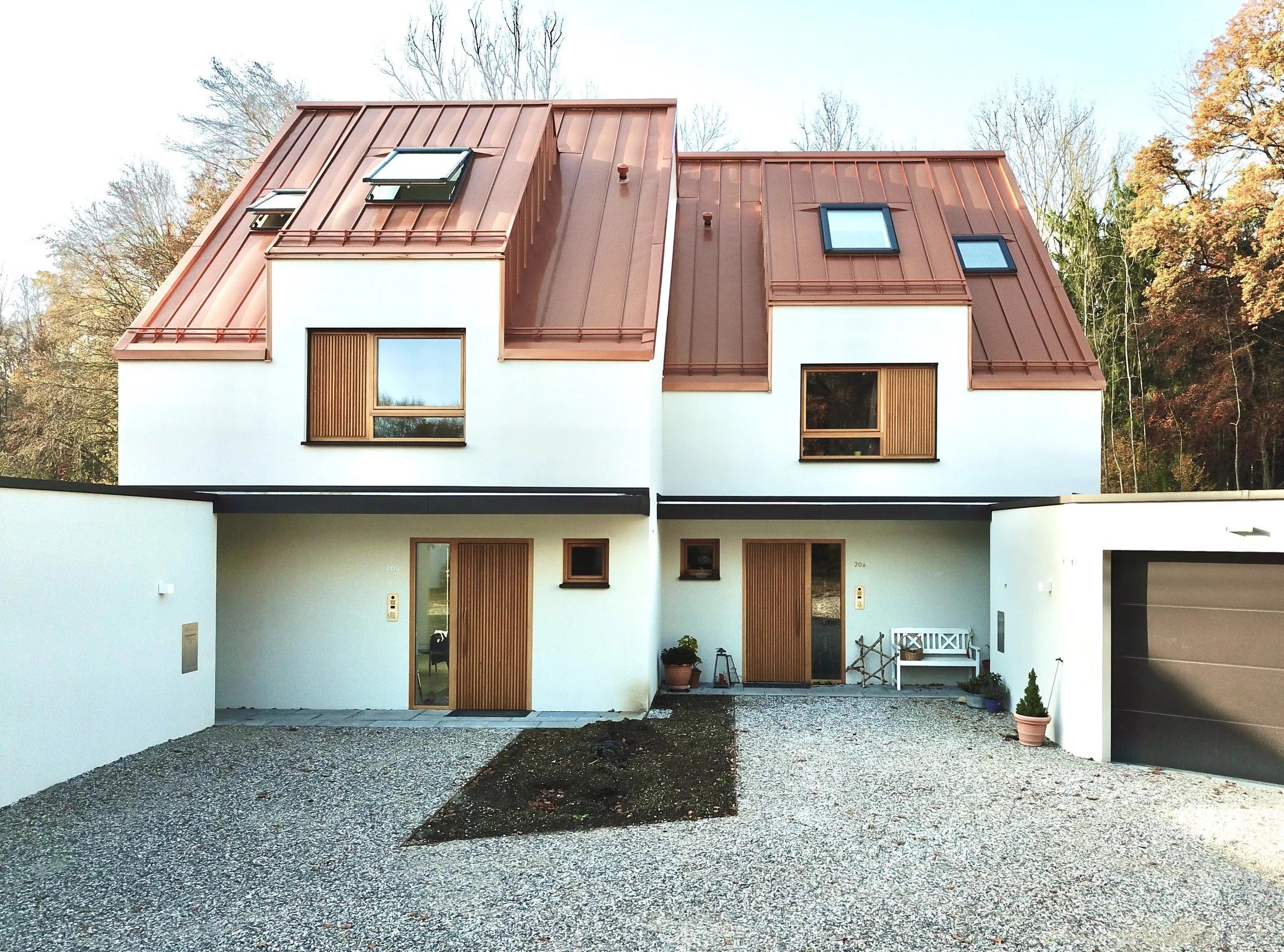 Mit diesem zueinander versetztem Doppelhaus hat BAND-Architektur das Grundstück optimal ausgenutzt und Privatsphäre für beide Familien geschaffen.