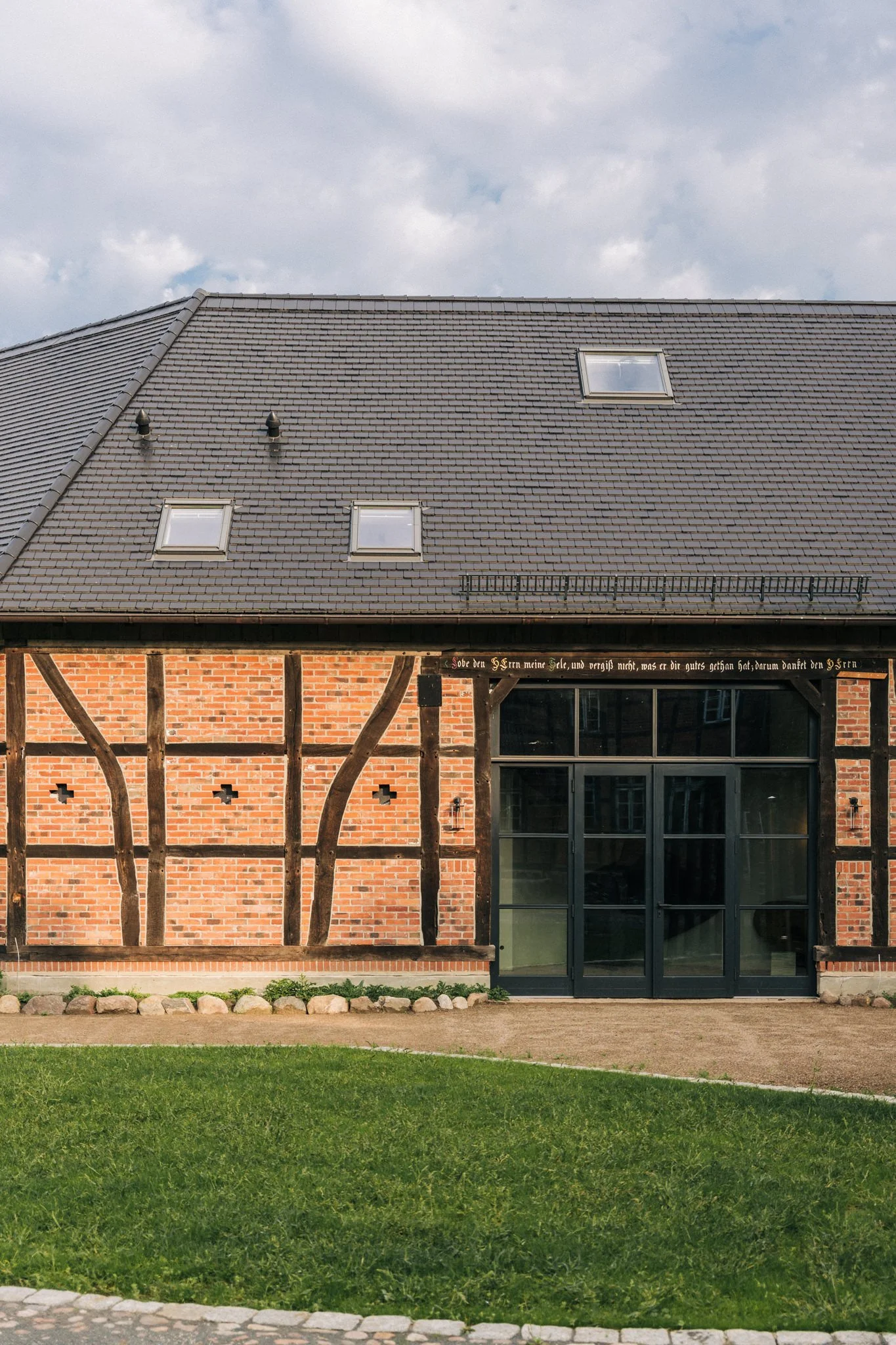 Bei dem historischen Fachwerkgebäude  wurden die Toreinfahrten verglast