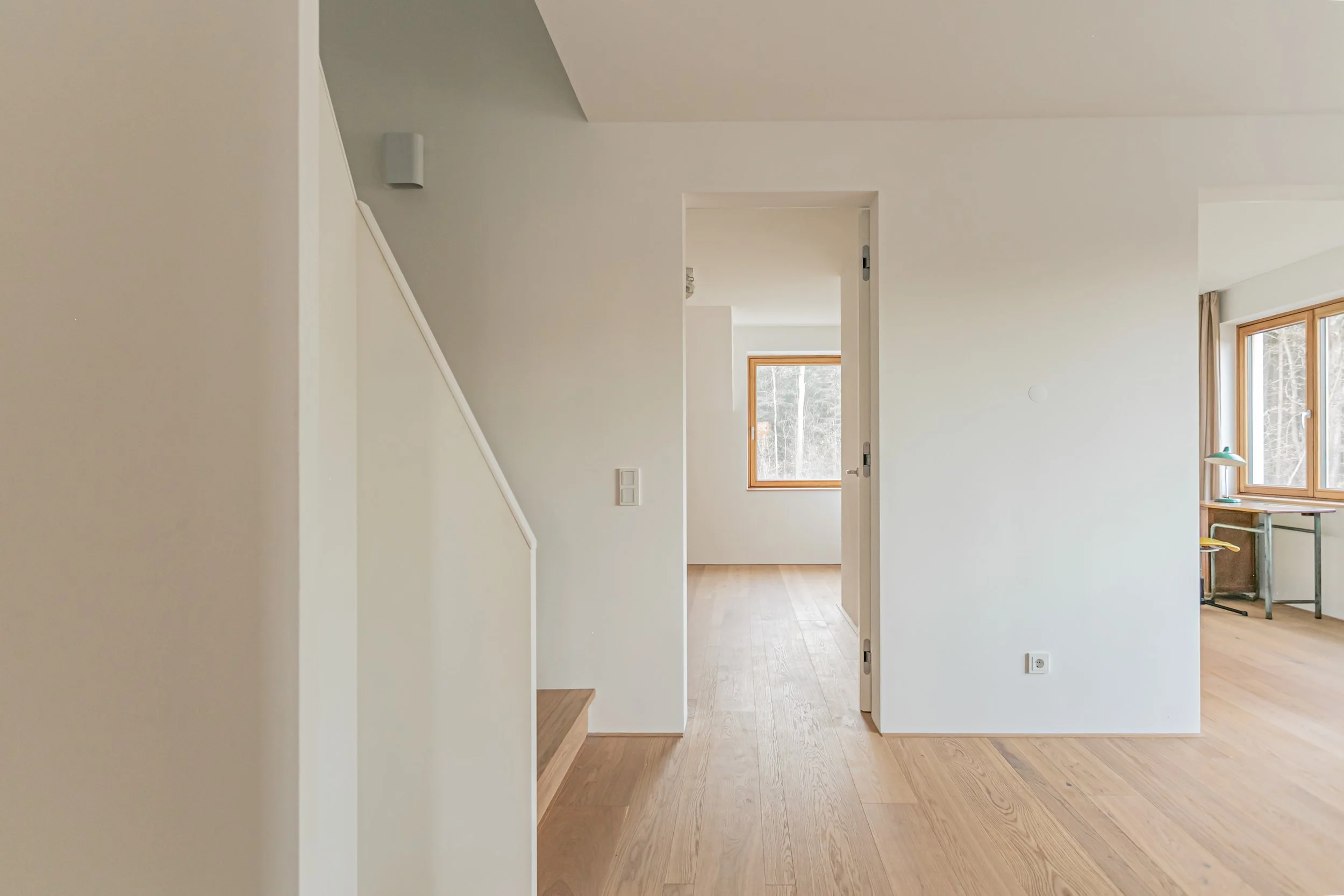 Die Kinderzimmer im Obergeschoss verbindet der homogene Eichenboden. Alle Türen des Hauses sind ohne Zarge ausgeführt, was den minimalistischen Charakter unterstreicht.