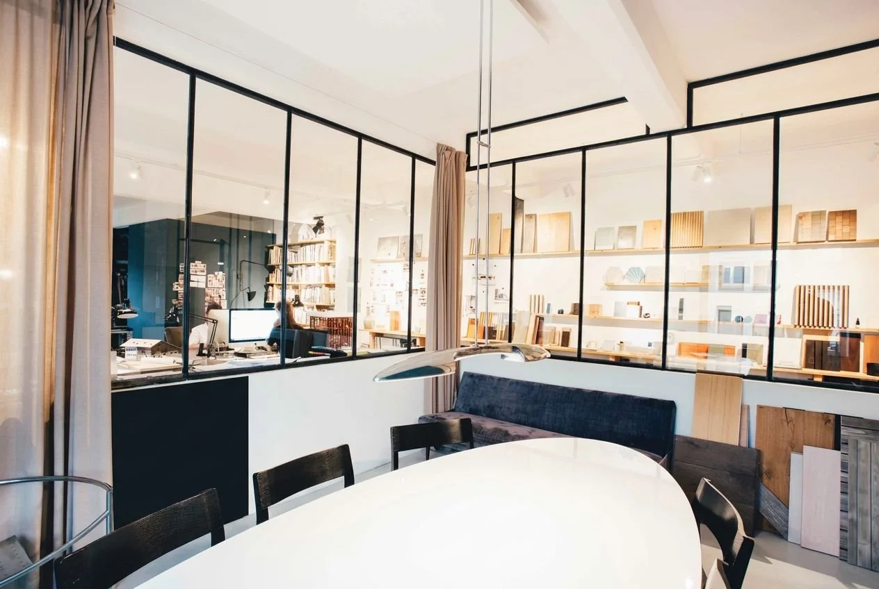Das Büro von BAND Architektur in München hat einen großen hellen Konferenzraum und Regale voll mit unterschiedlichen Materialien zum anfassen
