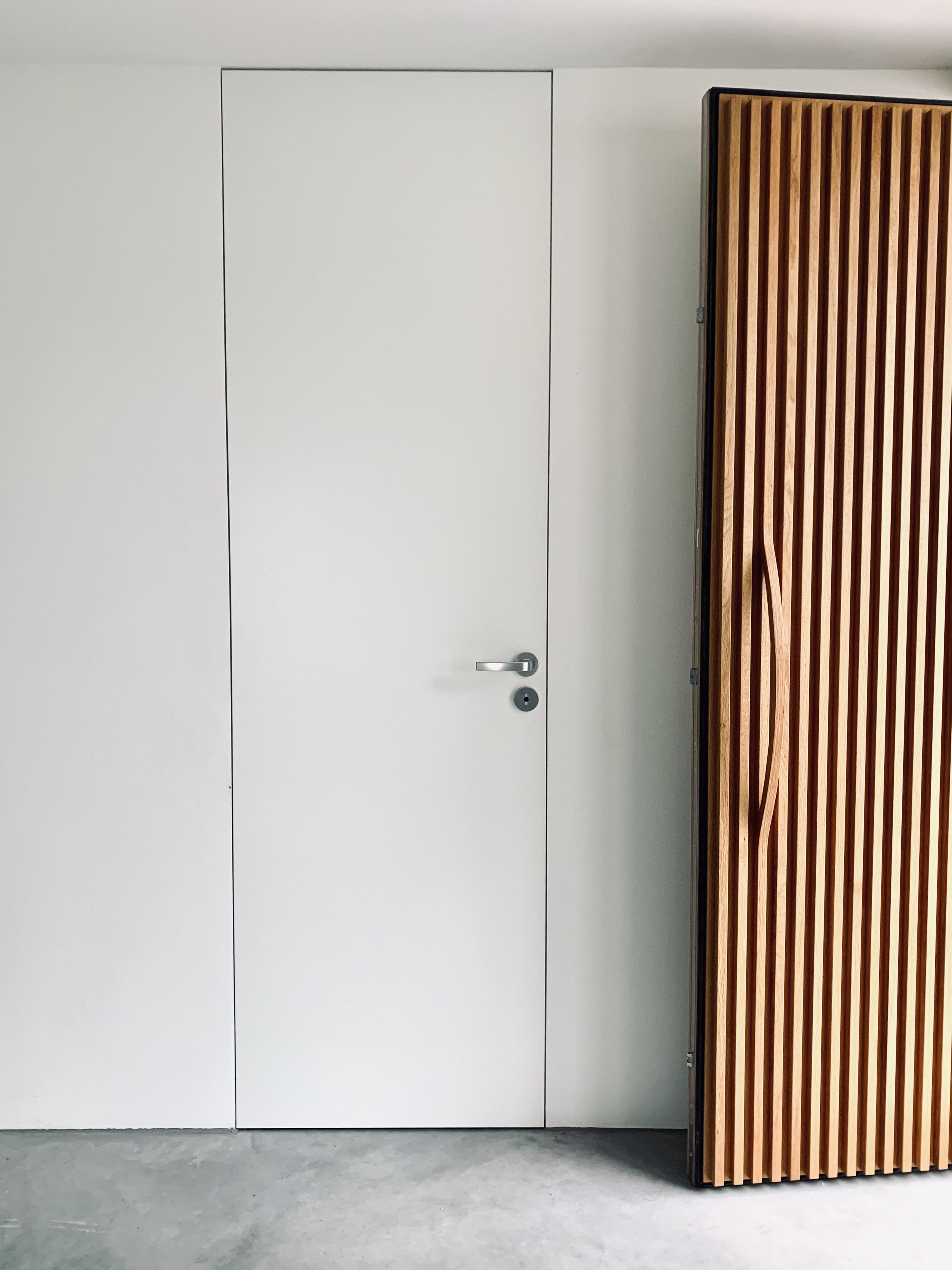 Die Türen ohne Zarge verschwinden bündig in der Wand.