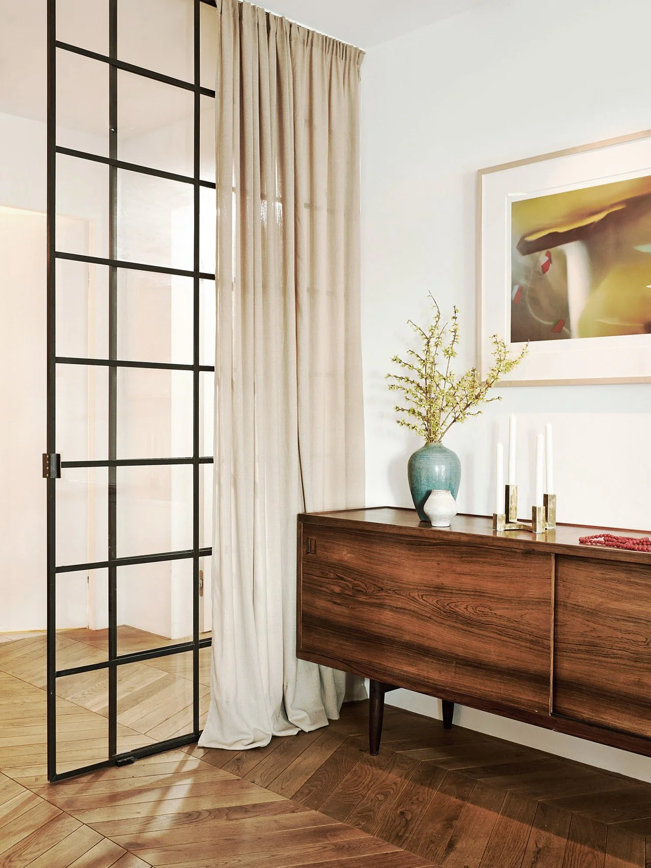 Die elegante Stahl-Glas-Trennwand im Loft Stil trennt den Flur von dem Wohnraum in der großen Familienwohnung