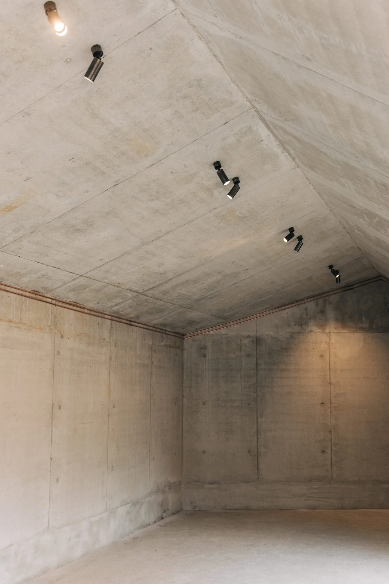 Das Eingangsgebäude des ökologischen Seminarhofes wurde aus Sichtbeton gegossen und mit Backstein verkleidet.