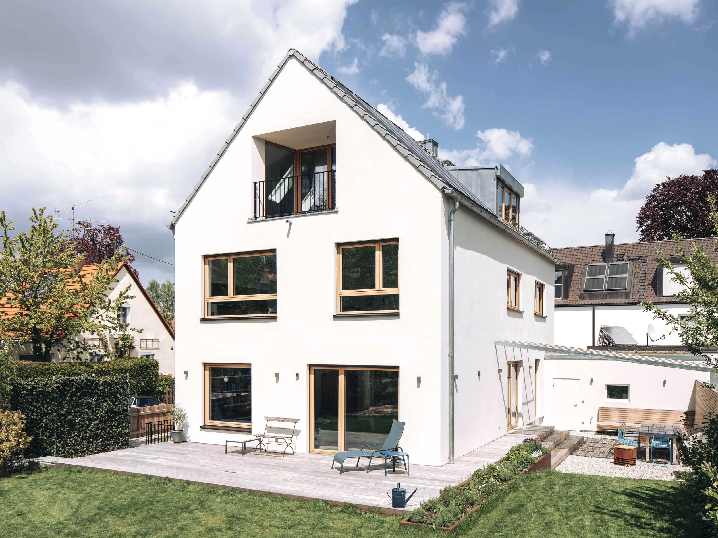 Die Fassade wurde weiß verputzt und saniert und mit Fenstern aus Eiche ausgestattet.
