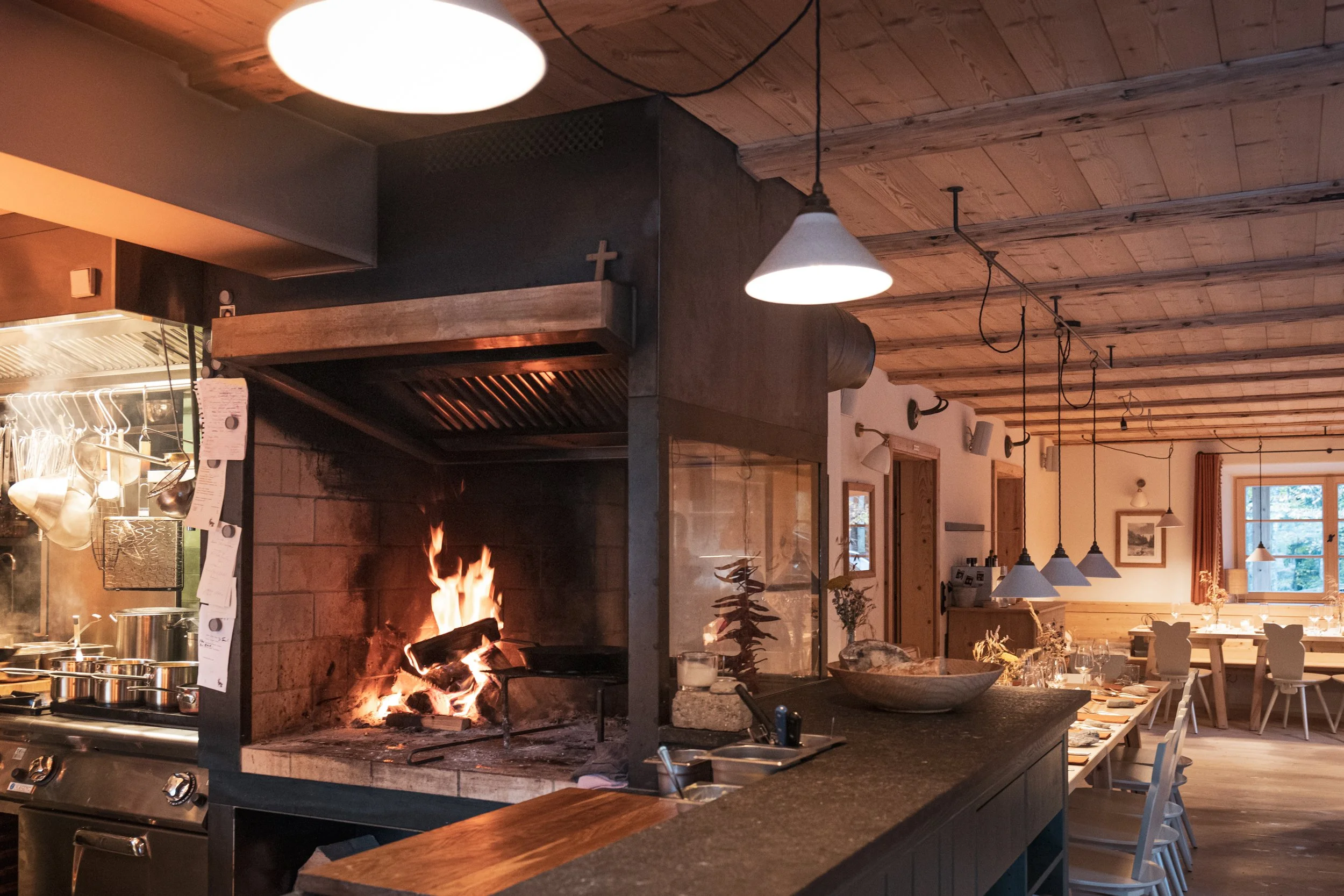 Feuerstelle im Gastraum auf der Frasdorfer Hütte