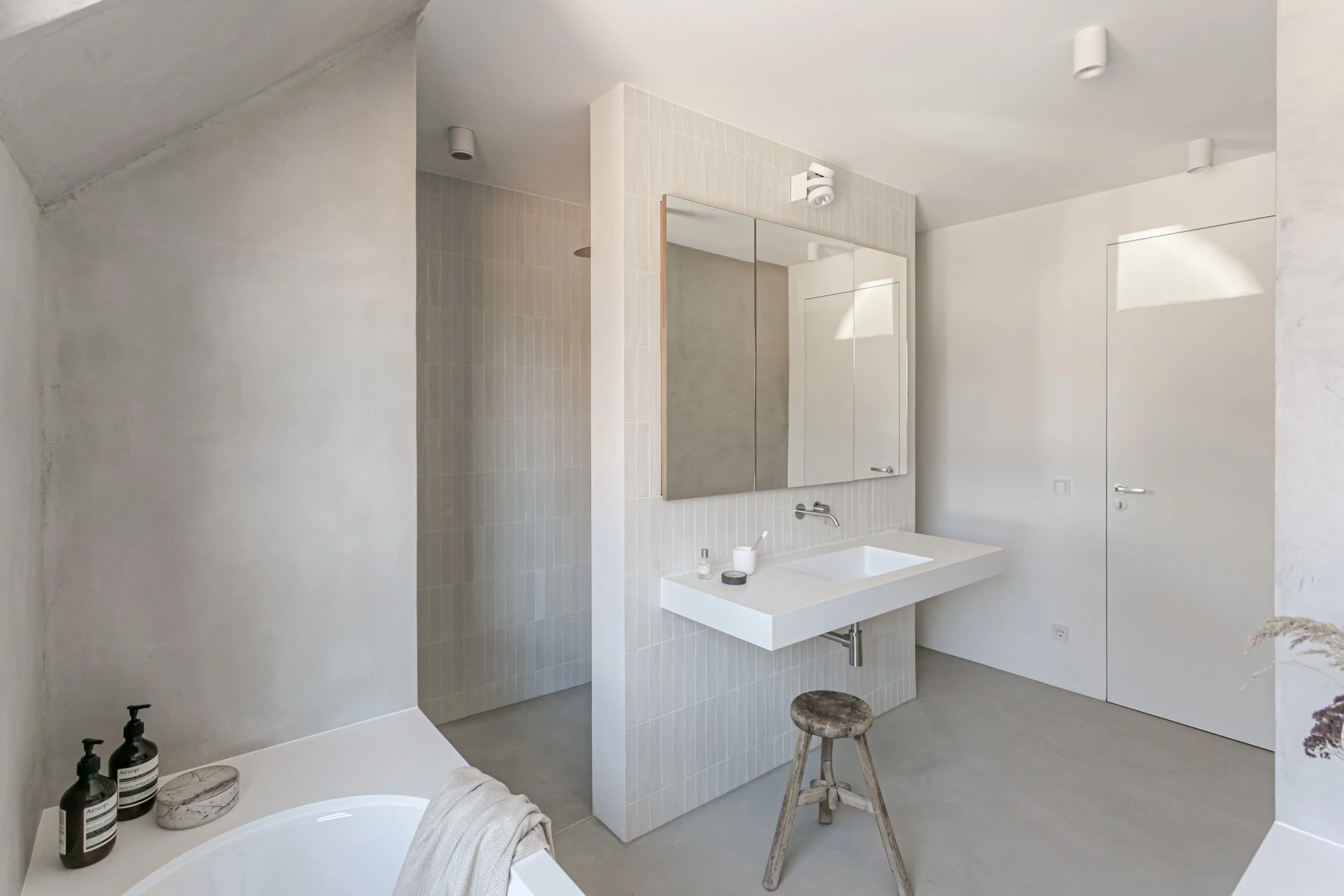 Das minimalistisch Design des Badezimmers wir durch ein Corian Waschbecken ergänzt.