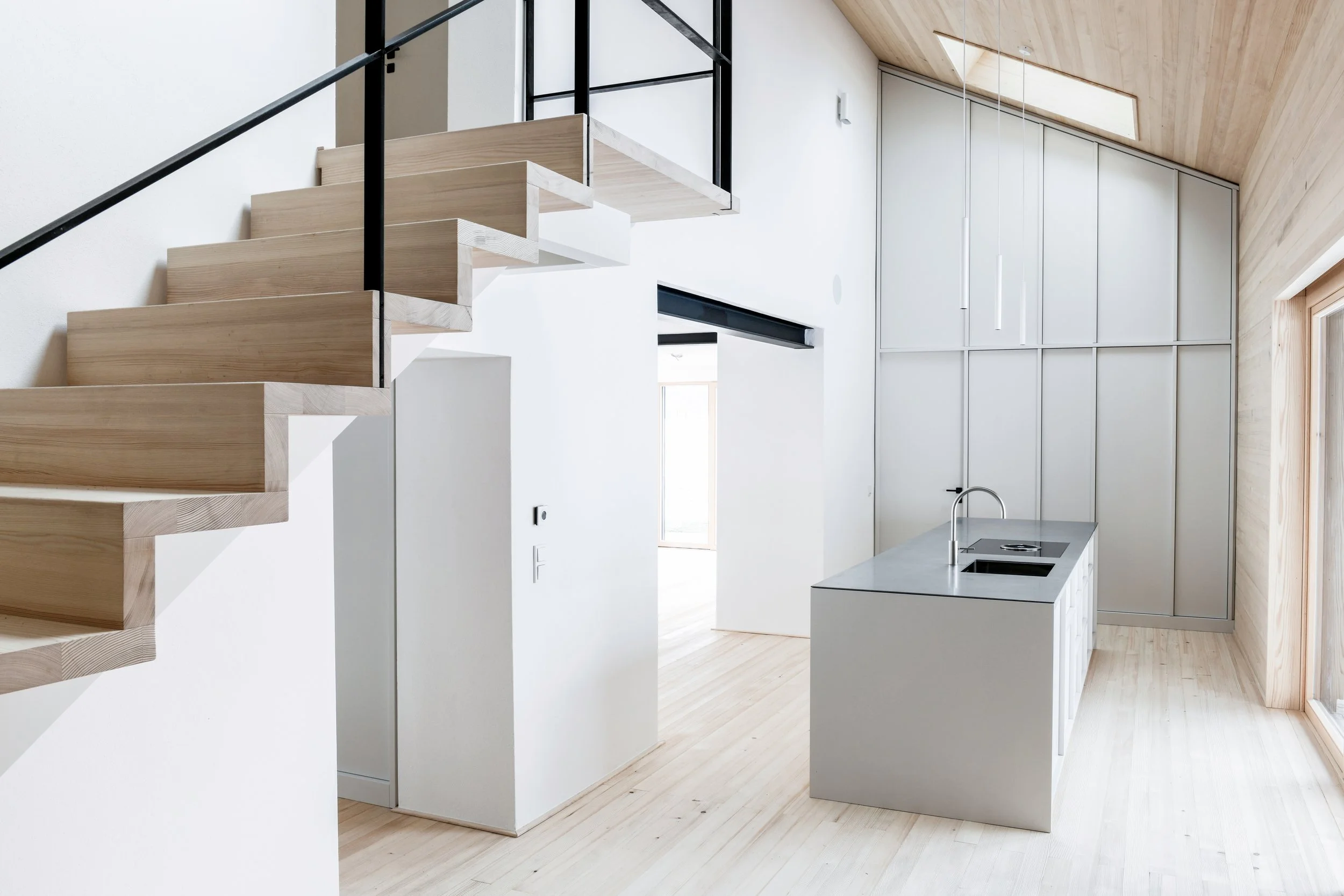 Das kleine Haus wirkt durch die hellen freundlichen Materialien größer und weiträumiger