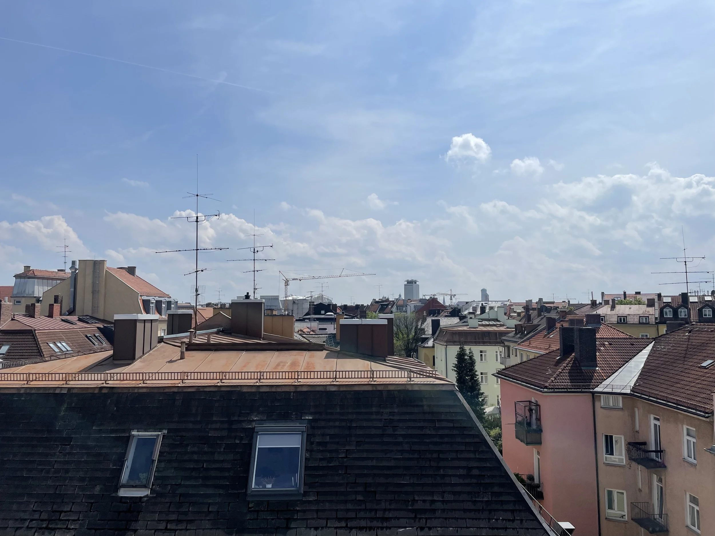 Ausblick von einer umgebauten Maisonette in einem Mehrfamilienhaus in München.