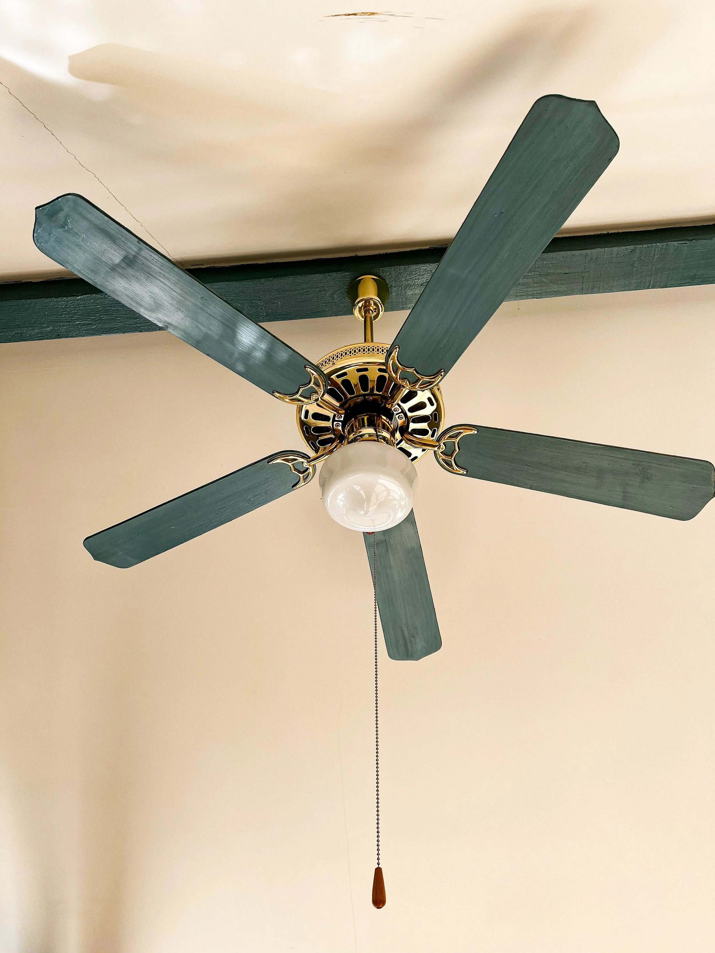 Eine Nahaufnahme vom Bestand eines Vintage-Deckenventilators.