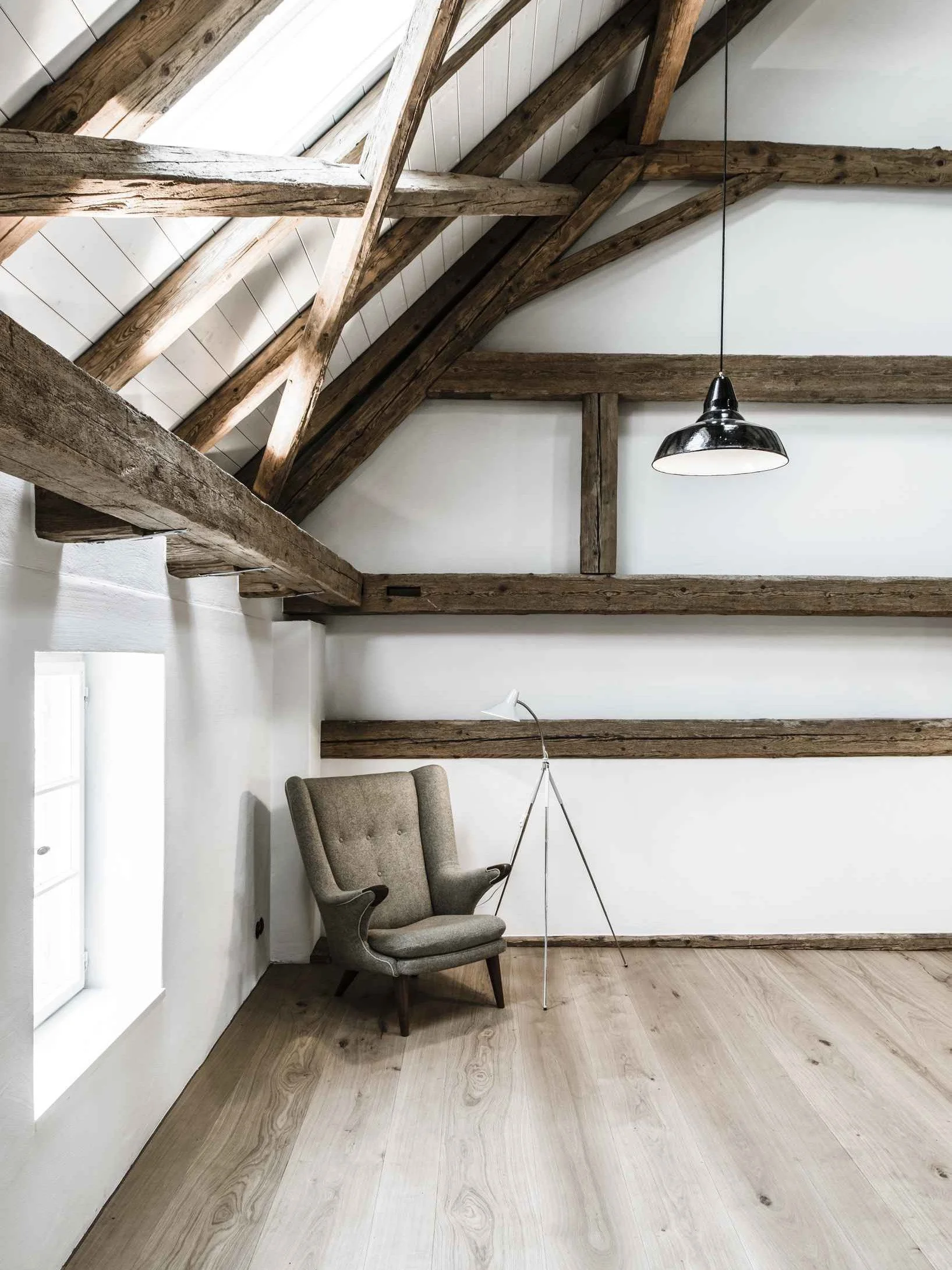 Der historische Dachstuhl des Bauernhauses konnte erhalten werden und fügt sich gut ein in die Architektur.
