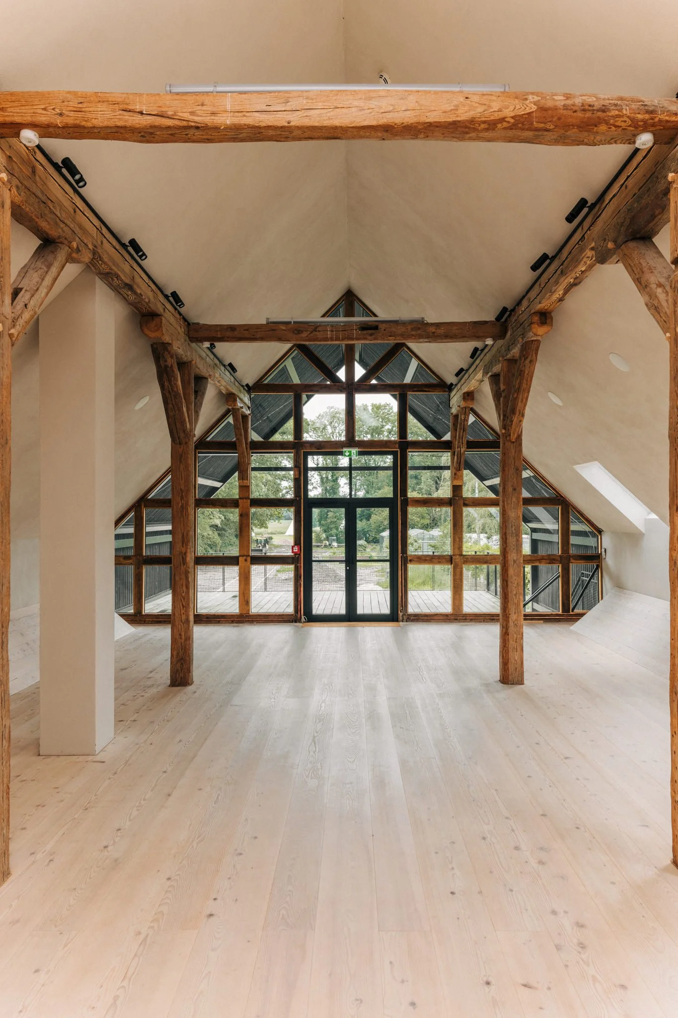 Aus Alt mach Neu- die alten Balken des Dachstuhls und das bestehende Fachwerk wurden von BAND Architektur in Szene gesetzt