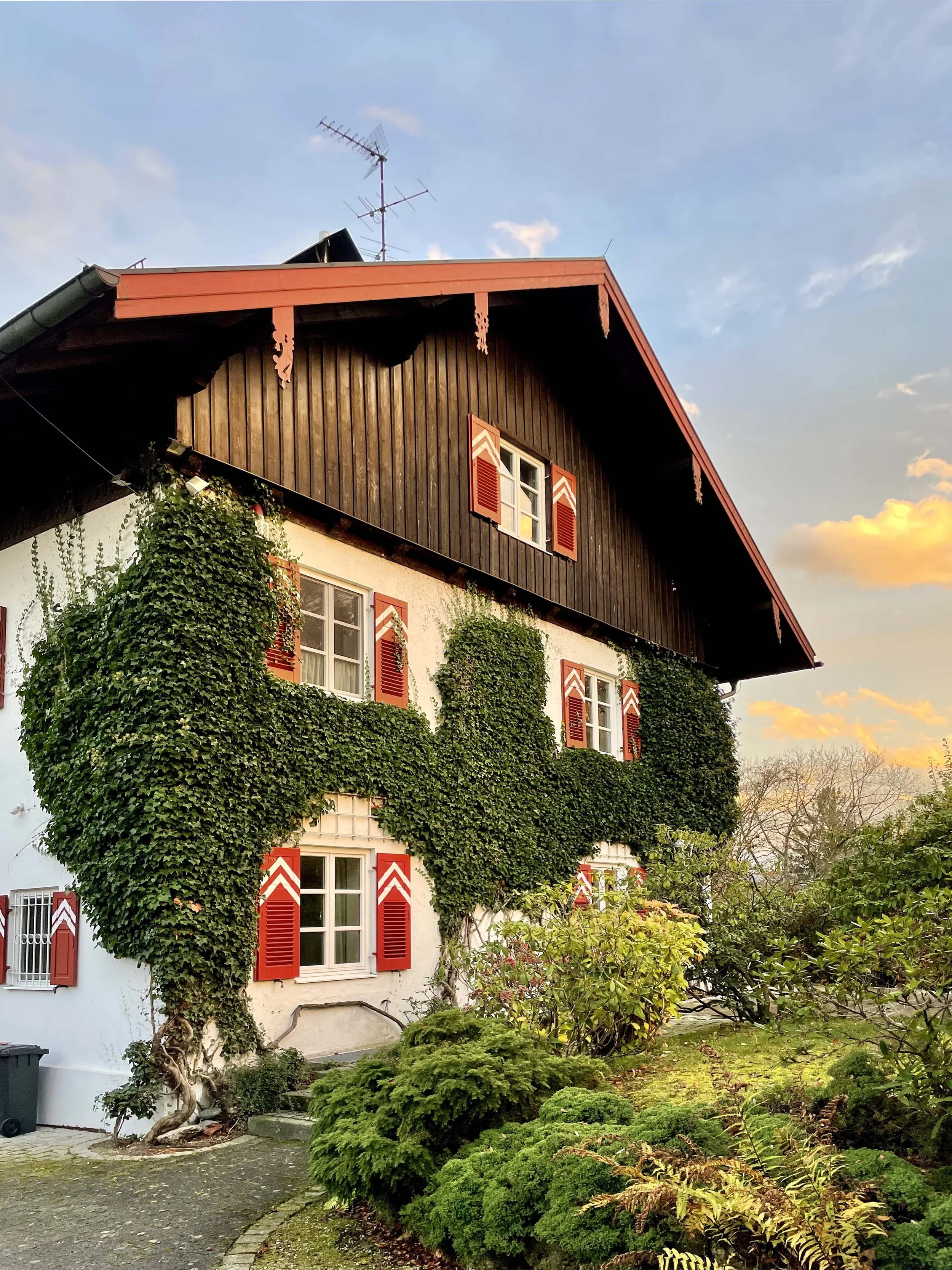 Bestandsfassade eines Einfamilienhauses mit traditionellem Holzsatteldach vor der Sanierung in Prien am Chiemsee, Deutschland