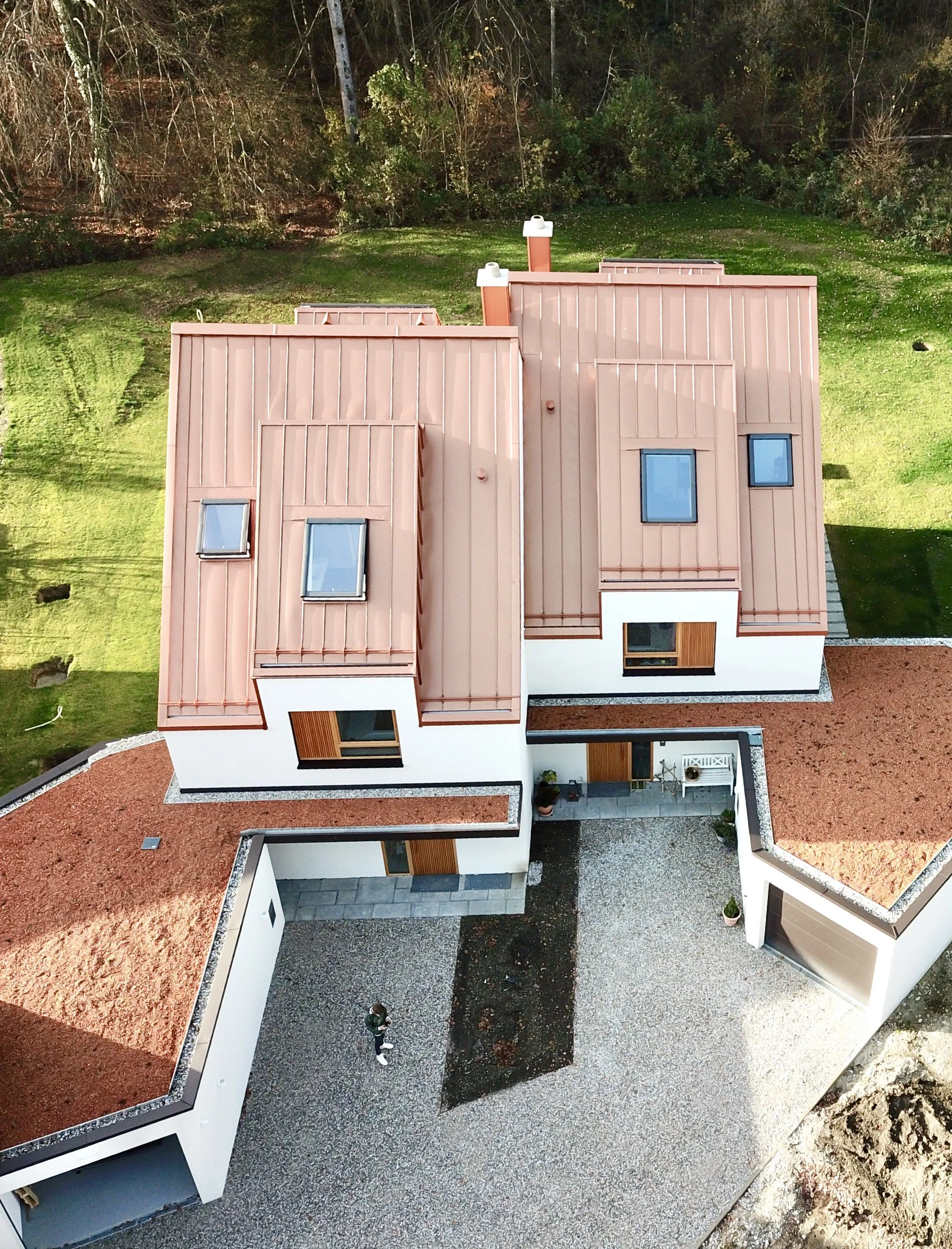 Der Neubau mit Kupferdach in Herrsching schafft viel Platz für zwei Familien am Ortsrand.