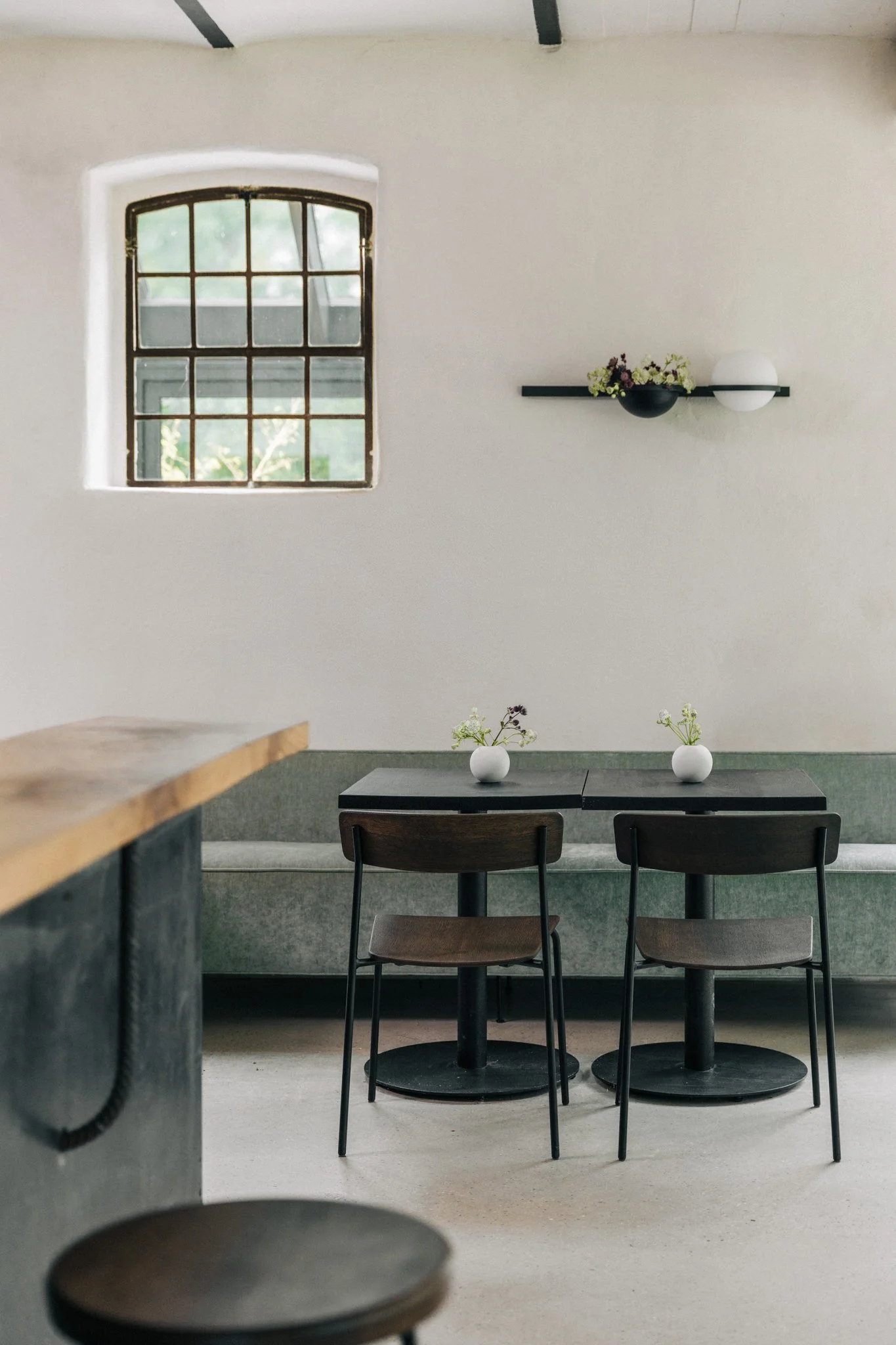 Im Restaurant in Vissum wurden die alten Stallfenster neuinterpretiert. Das interior ist schlicht und gemütlich.