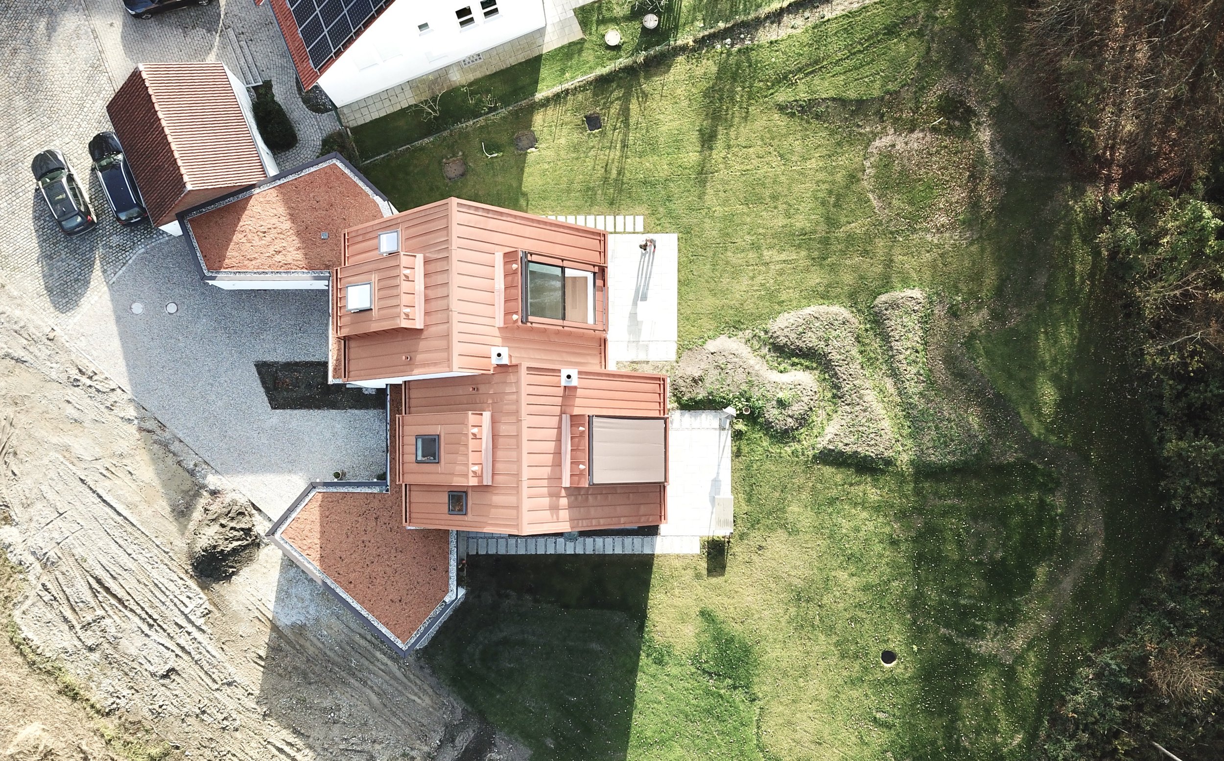 Das Doppelhaus wurde so gegeneinander versetzt, dass es die Grundstücksfläche maximal ausnutzt und den beiden Familien möglichst viel Privatsphäre gibt.