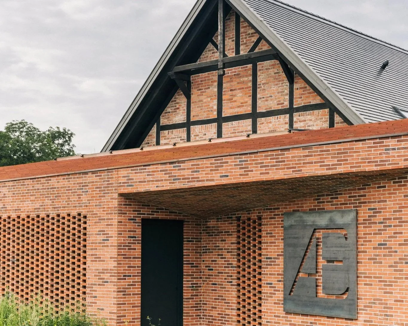 Dieser Neubau wurde in Backstein als Eingangsgebäude eines ökologischen Seminarhofes in Sachsen-Anhalt entworfen.