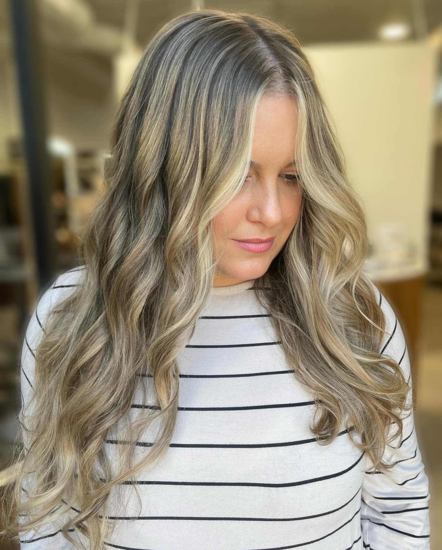 Money Honey! ⁠
⁠
@bleachellaa_ added brightness around the face with a perfect money piece. Swipe to check out the before + after!⁠
⁠
Visit mane-tained.com to book an appointment!⁠
⁠
#maneattraction