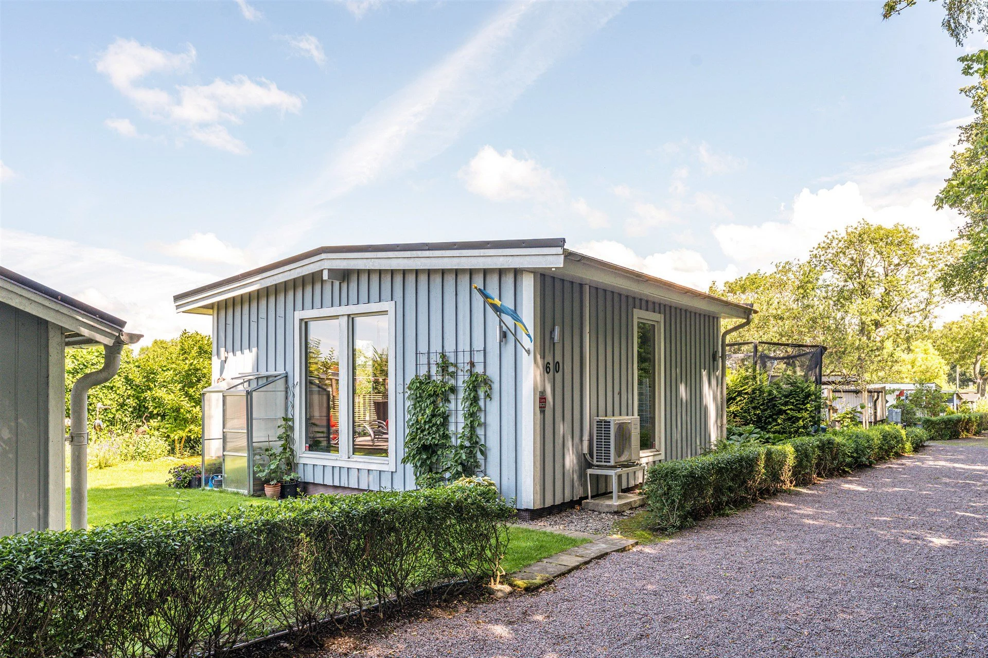 Ljus och luftig kolonistuga med sovloft